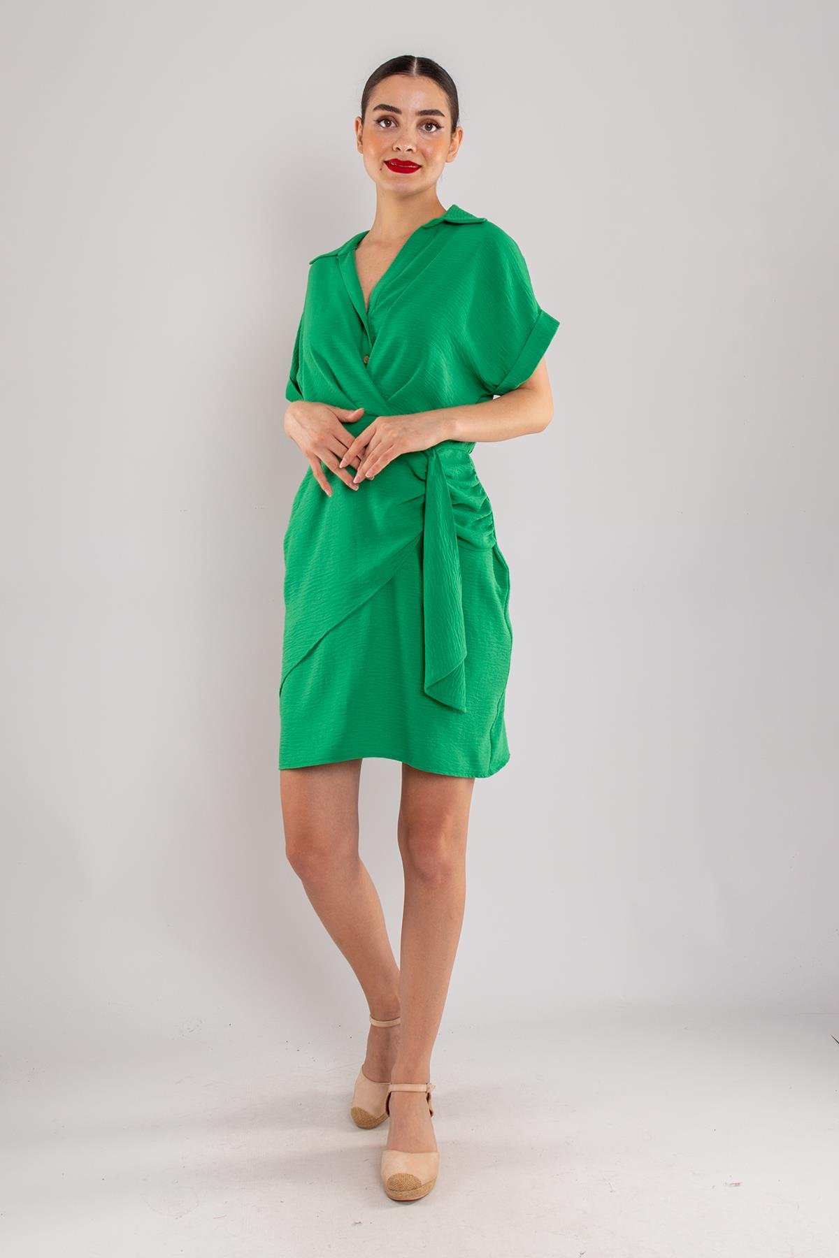 23Y2080 Ayrobin Önü Düğmeli Yandan Büzgülü Drapelı Kısa Krinkıl Elbise