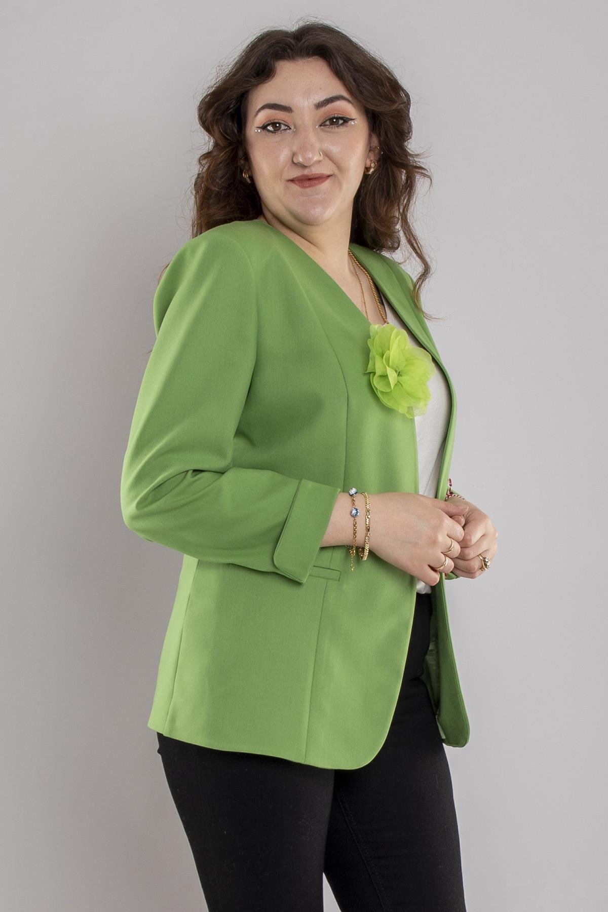 246 Büyük Beden Yakasız Agraflı Kol Detay Gül Broşlu Ceket