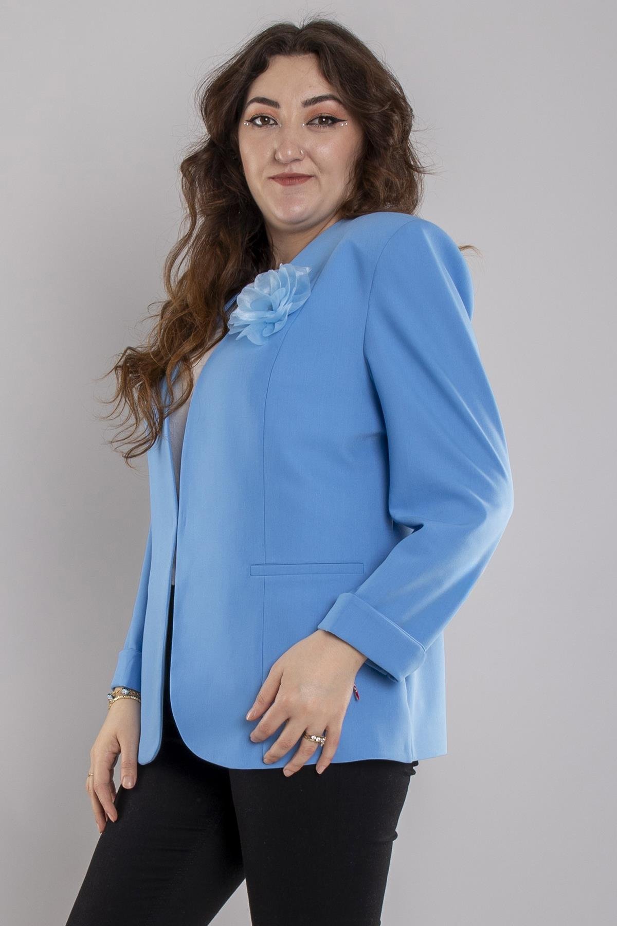 246 Büyük Beden Yakasız Agraflı Kol Detay Gül Broşlu Ceket