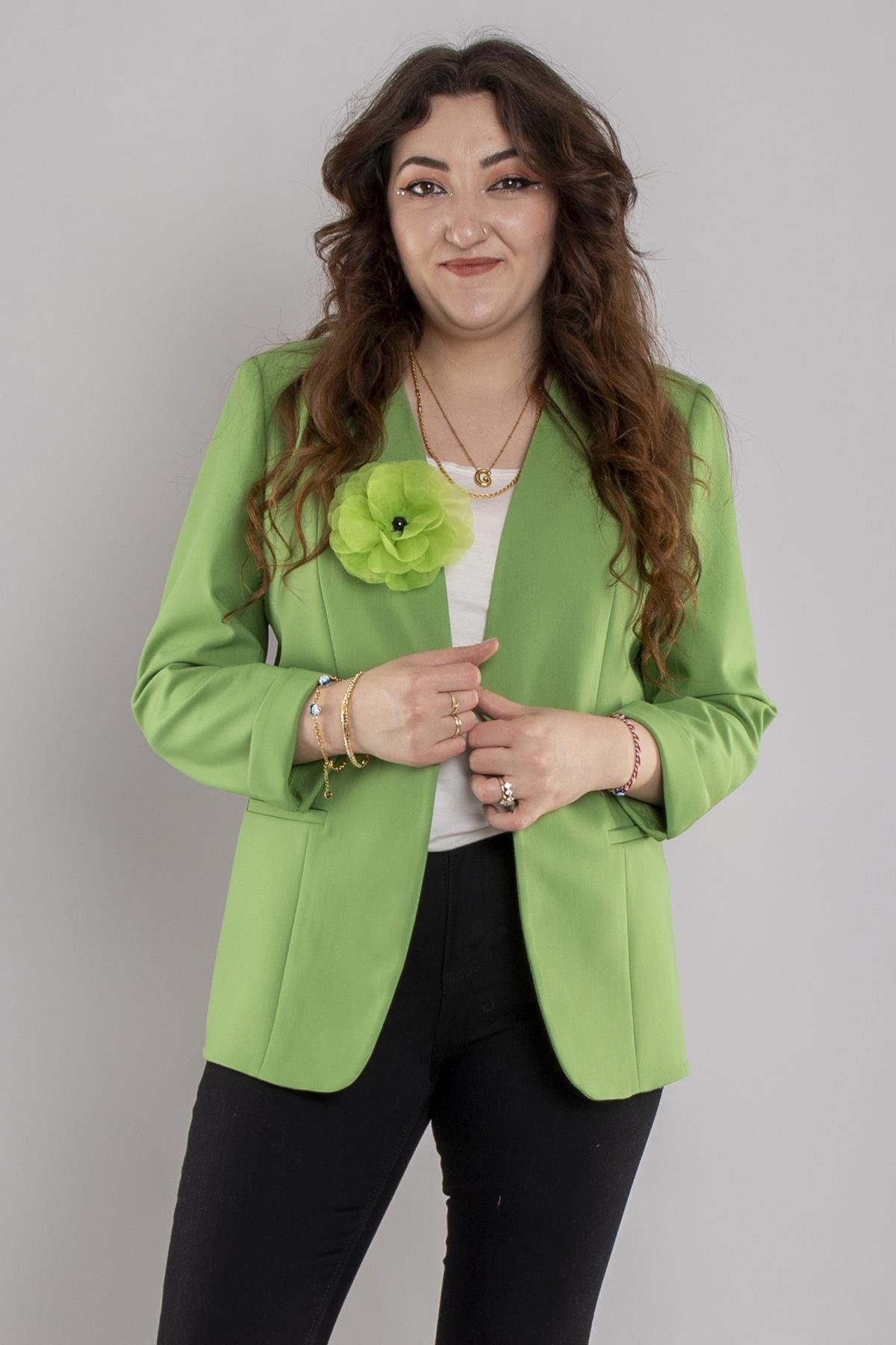 246 Büyük Beden Yakasız Agraflı Kol Detay Gül Broşlu Ceket