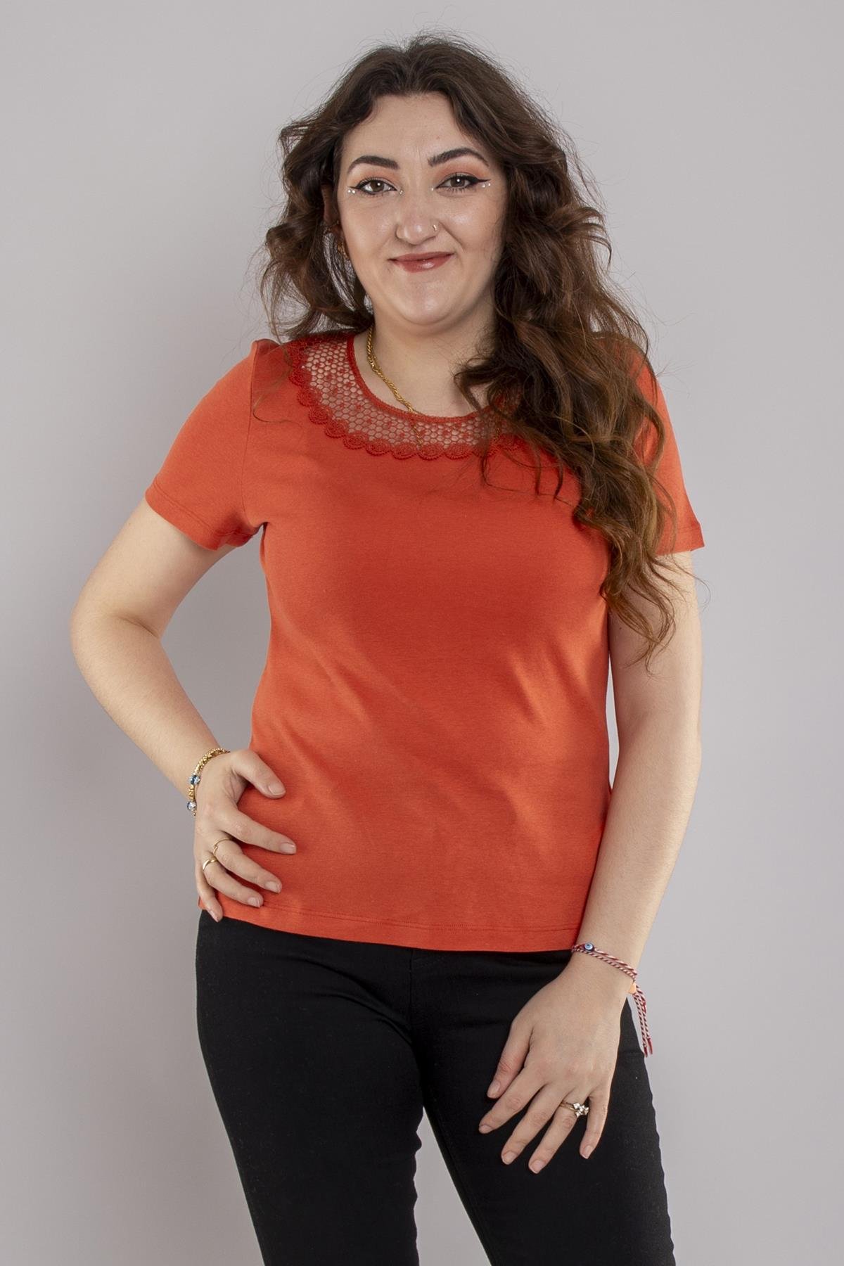 24E008 Yaka Güpür Pamuklu Modal Kısa Kol Bluz