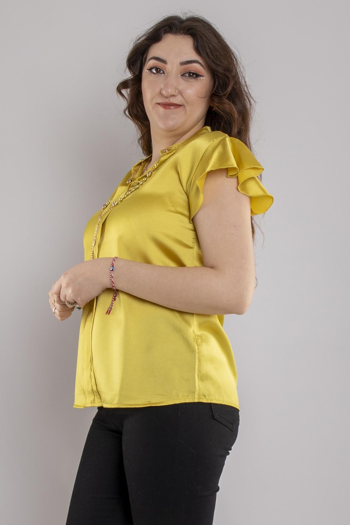 24E053 Yakasız Zincir Kolyeli Saten Fırfırlı Kısa Kol Bluz