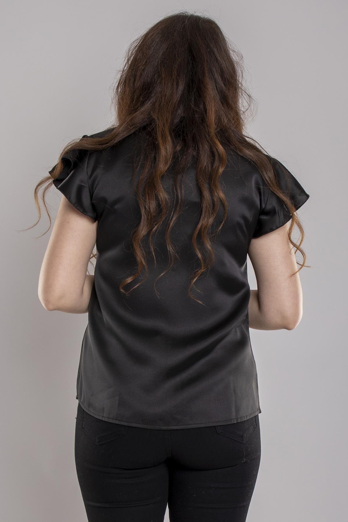 24E053 Yakasız Zincir Kolyeli Saten Fırfırlı Kısa Kol Bluz