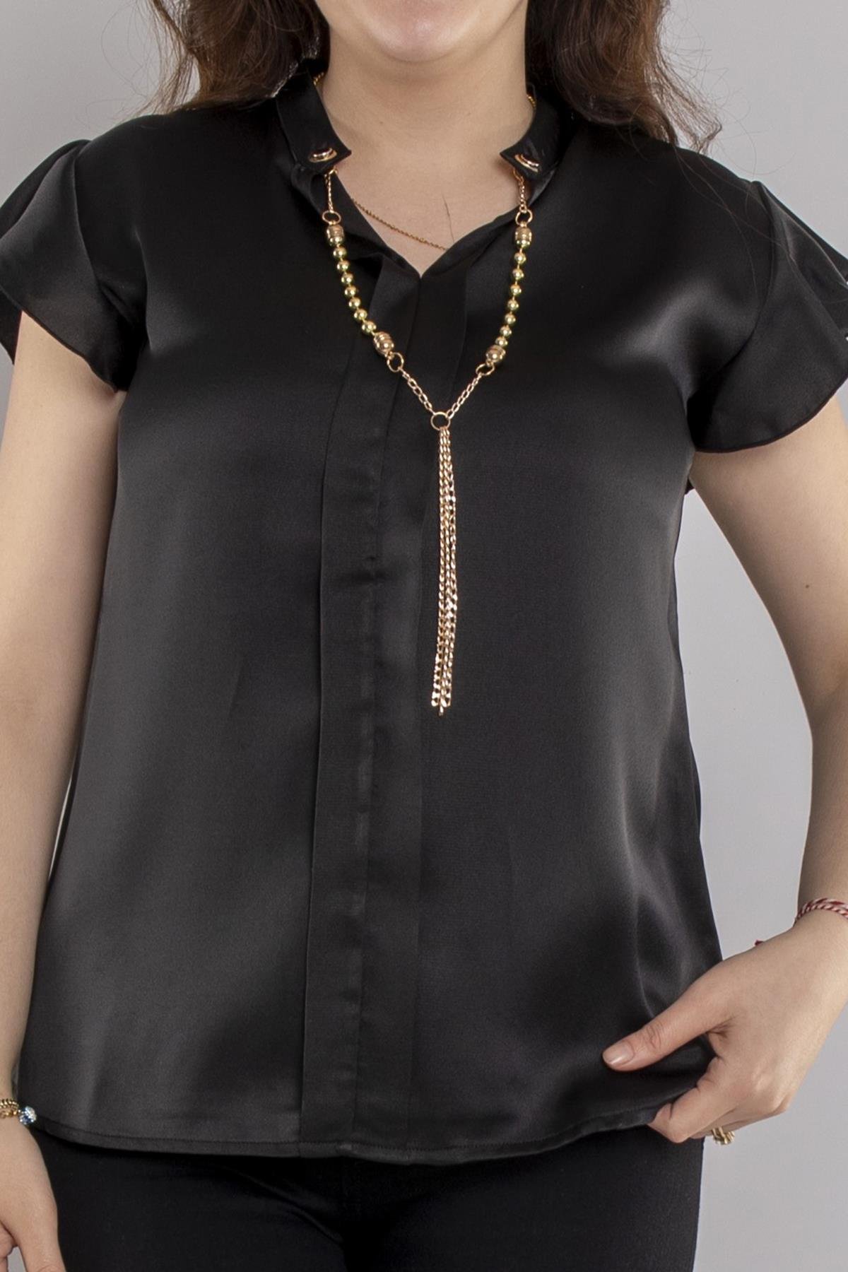 24E053 Yakasız Zincir Kolyeli Saten Fırfırlı Kısa Kol Bluz