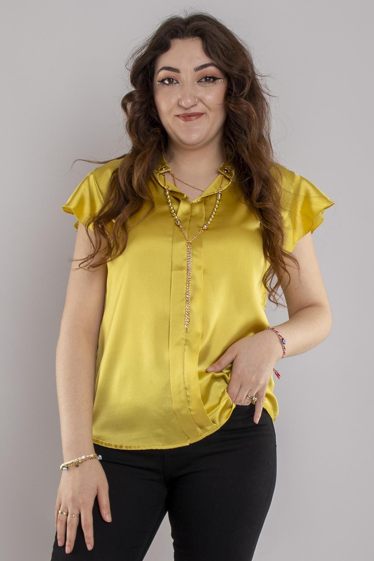 24E053 Yakasız Zincir Kolyeli Saten Fırfırlı Kısa Kol Bluz