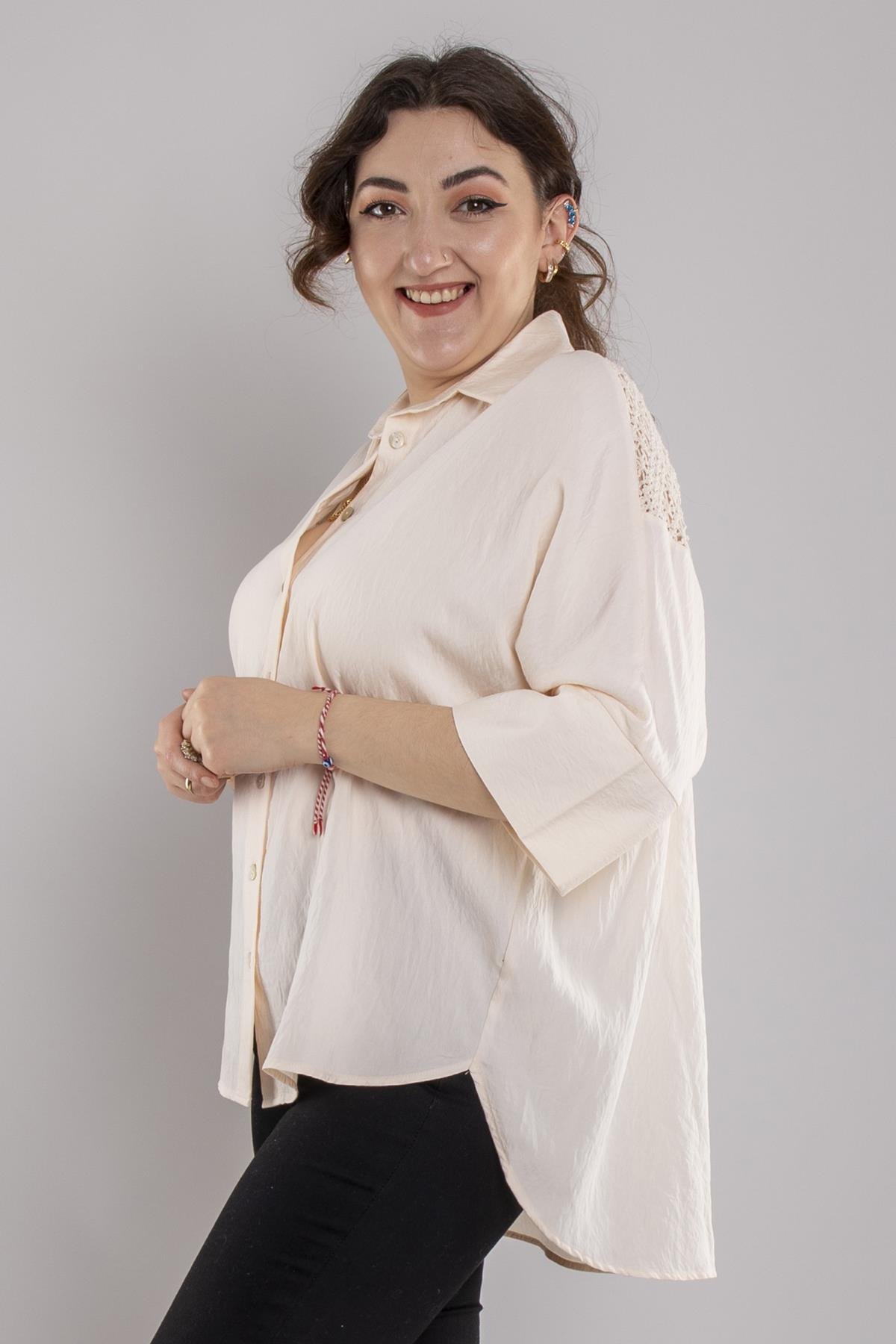 24E062 Sırtı Dantel Önü Kısa Düşük Kol Düğmeli Gömlek