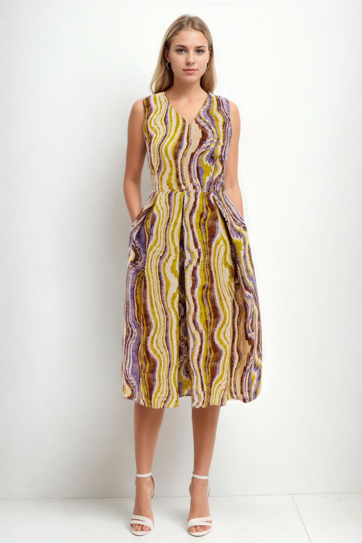 25-505 Sıfır Kol Piliseli Kuşaklı Ön Arka Vyaka Desenli Kısa Elbise