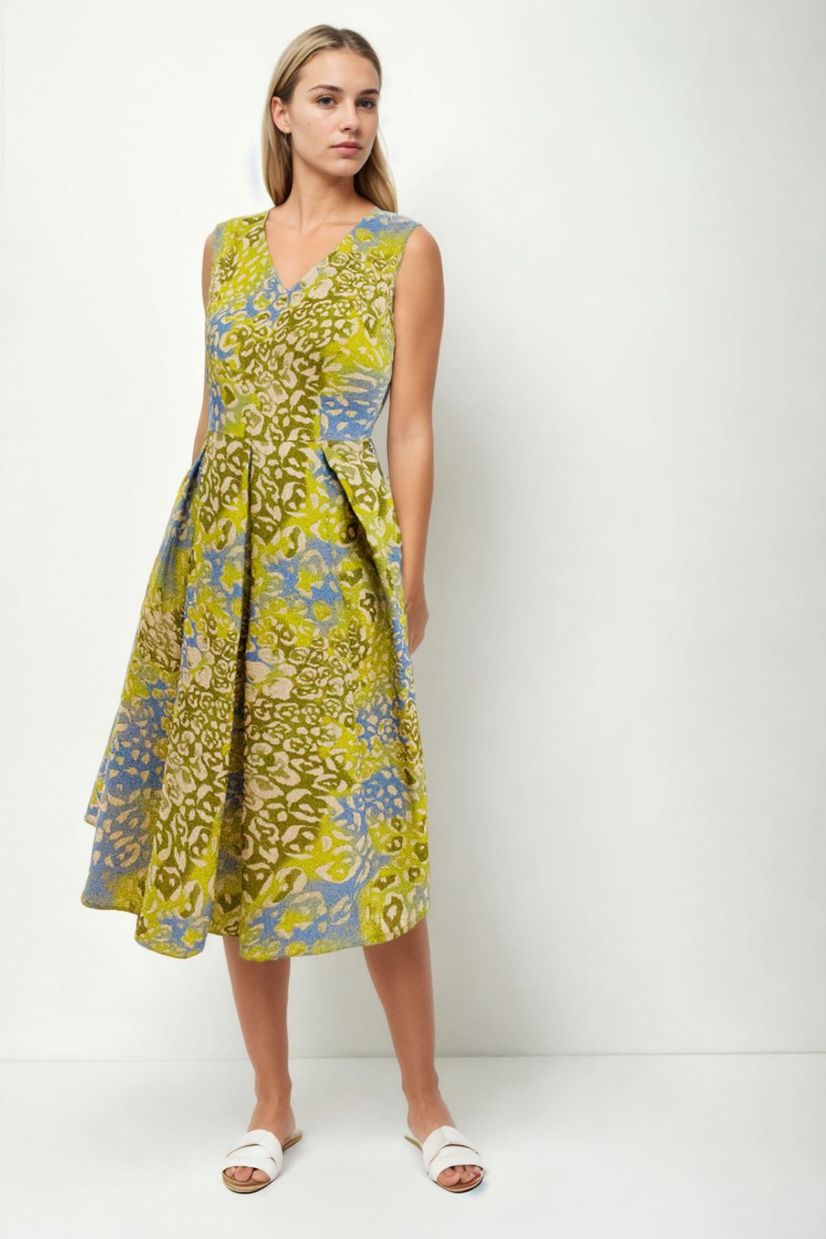 25-506 Sıfır Kol Piliseli Kuşaklı Ön Arka Vyaka Desenli Kısa Elbise