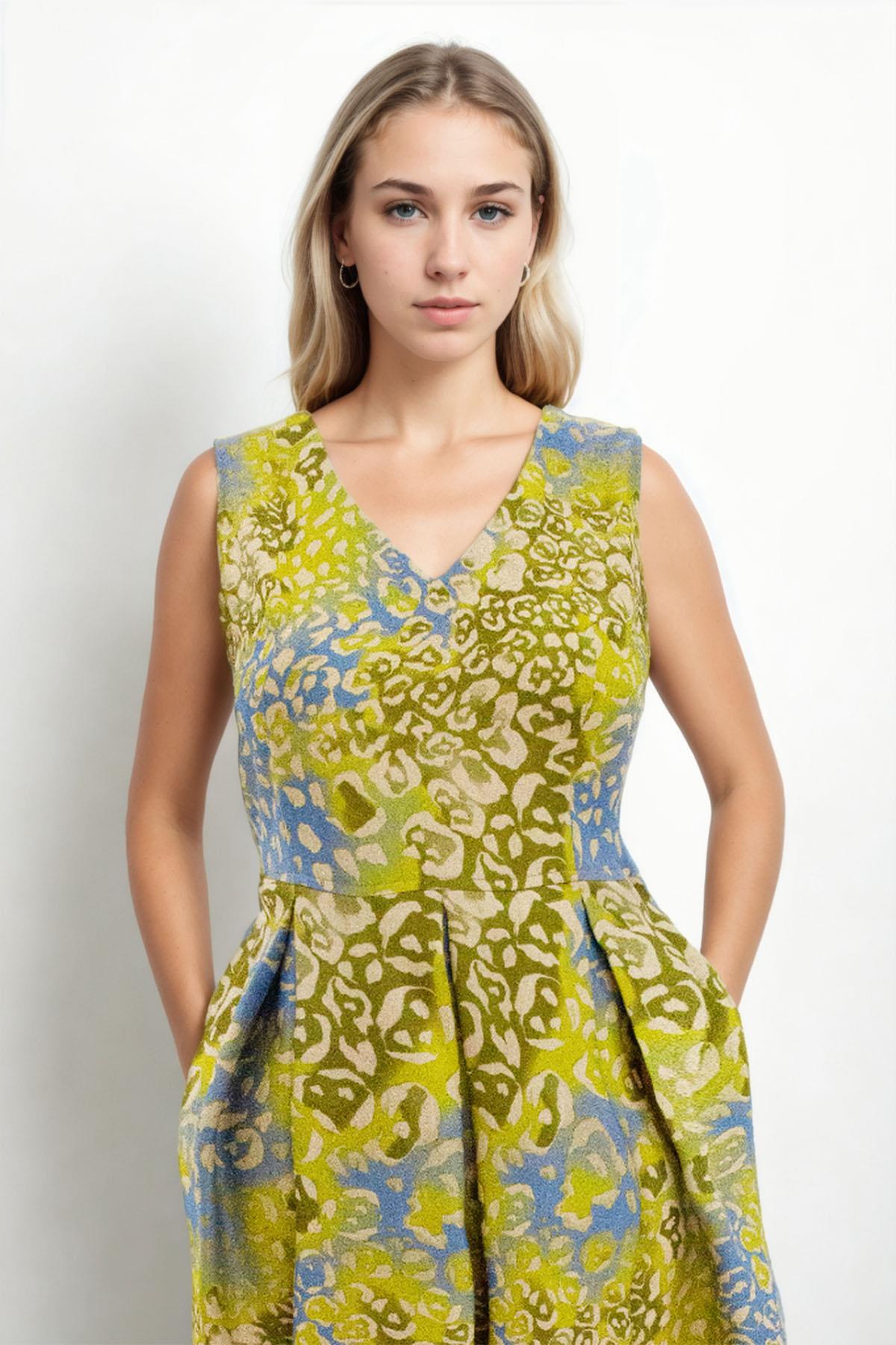 25-506 Sıfır Kol Piliseli Kuşaklı Ön Arka Vyaka Desenli Kısa Elbise