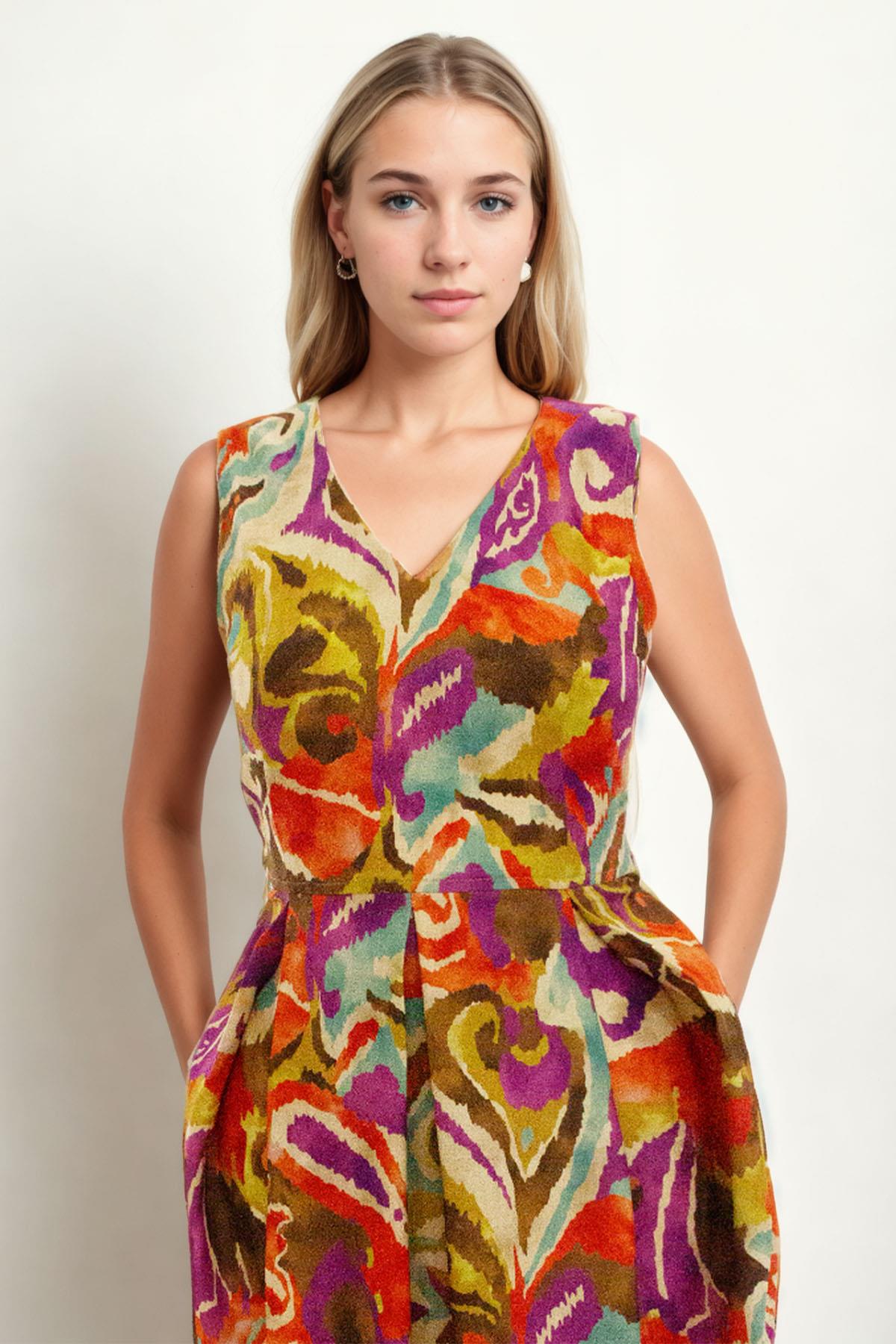 25-507 Sıfır Kol Piliseli Kuşaklı Ön Arka Vyaka Desenli Kısa Elbise