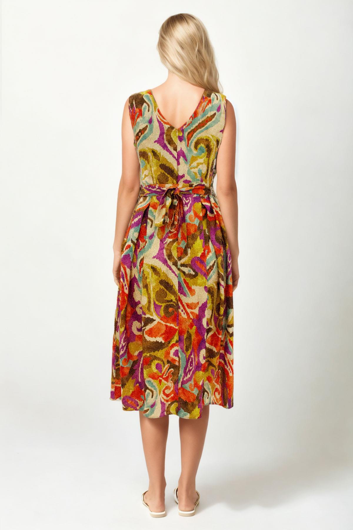 25-507 Sıfır Kol Piliseli Kuşaklı Ön Arka Vyaka Desenli Kısa Elbise