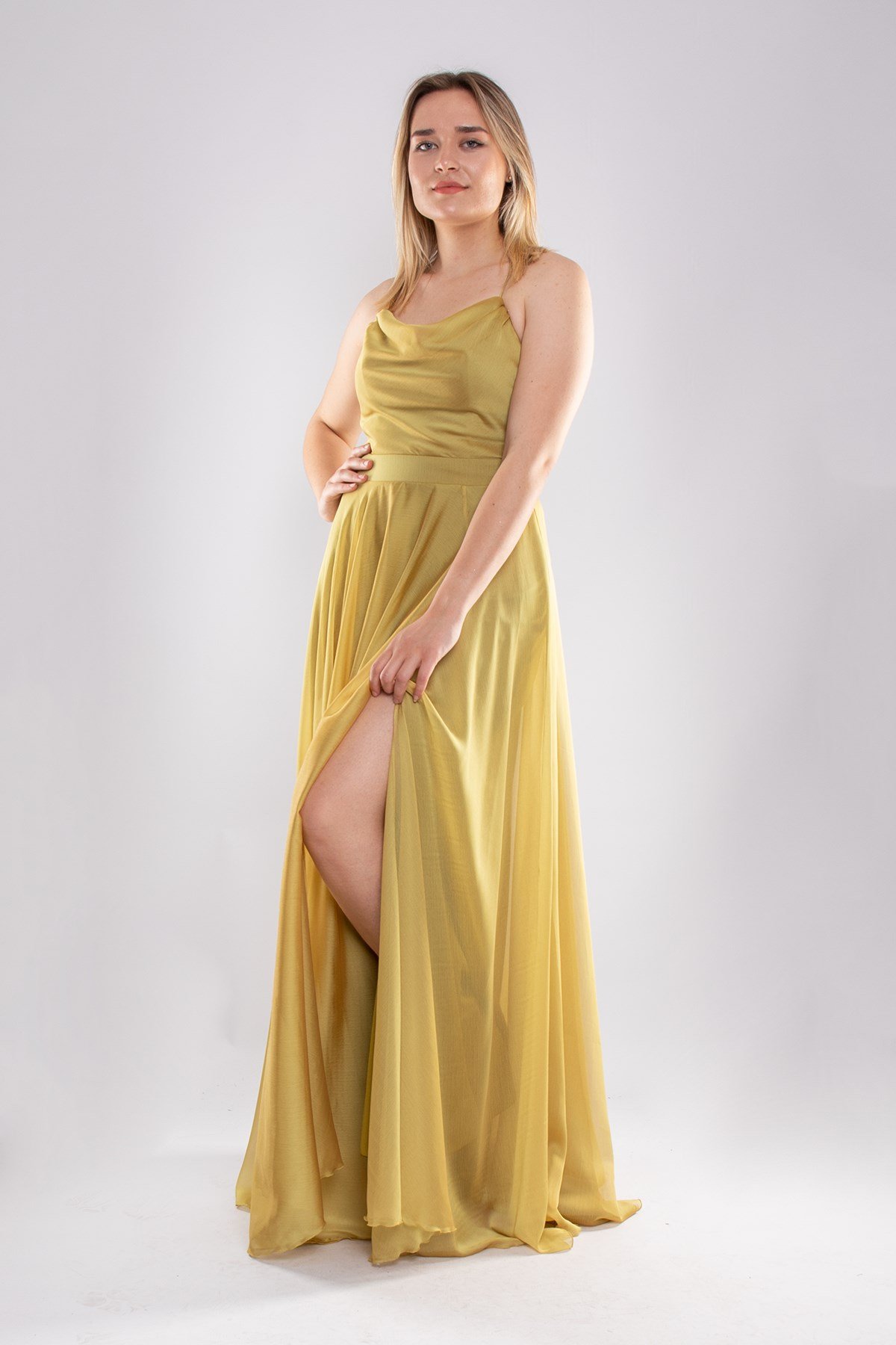 3086 Arkası İpli Yırtmaçlı Kristal Şfon Uzun Elbise