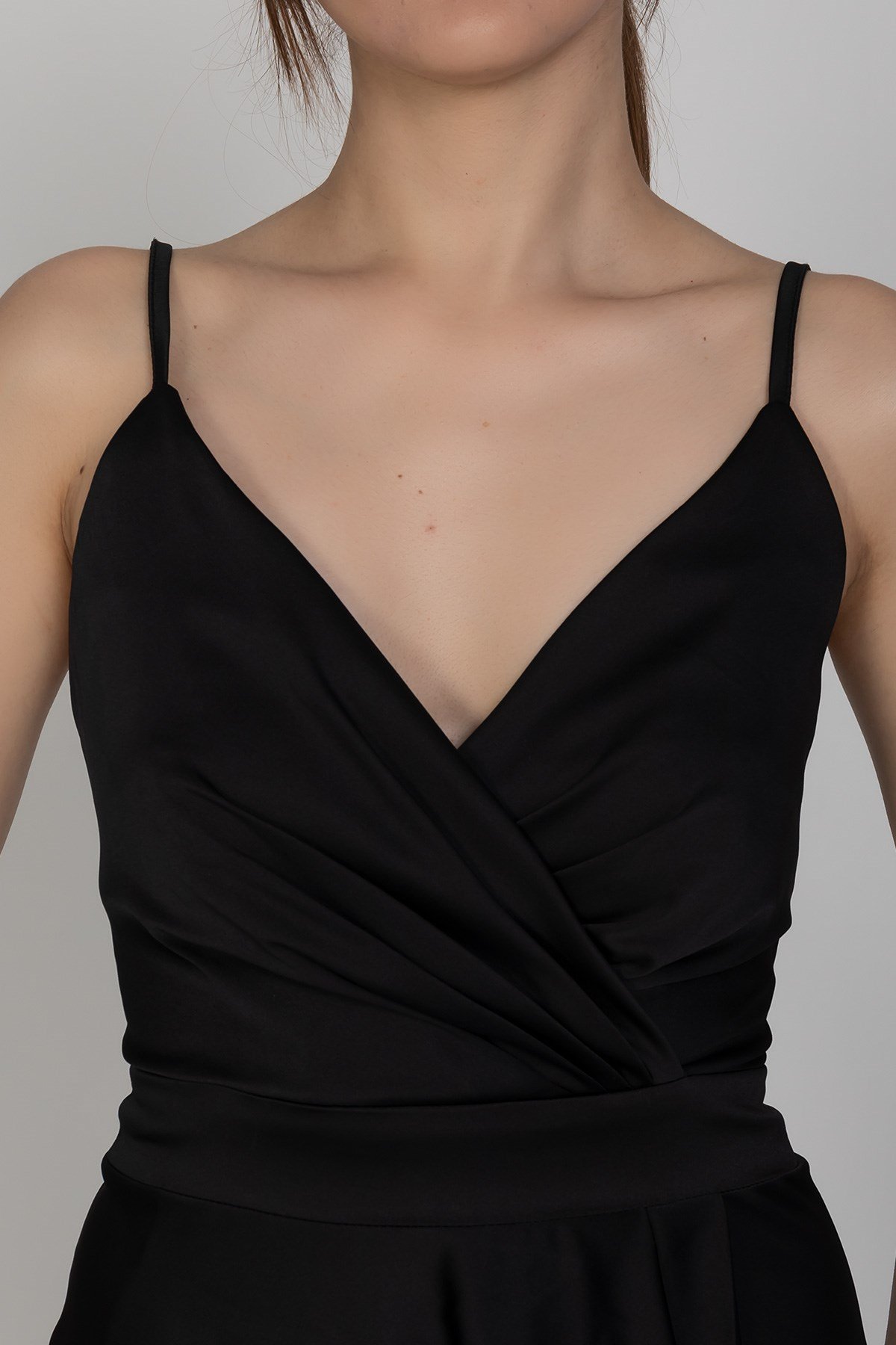 320 Önü Drapeli Asimetrik Kesim İp Askı İpek Saten Uzun Abiye