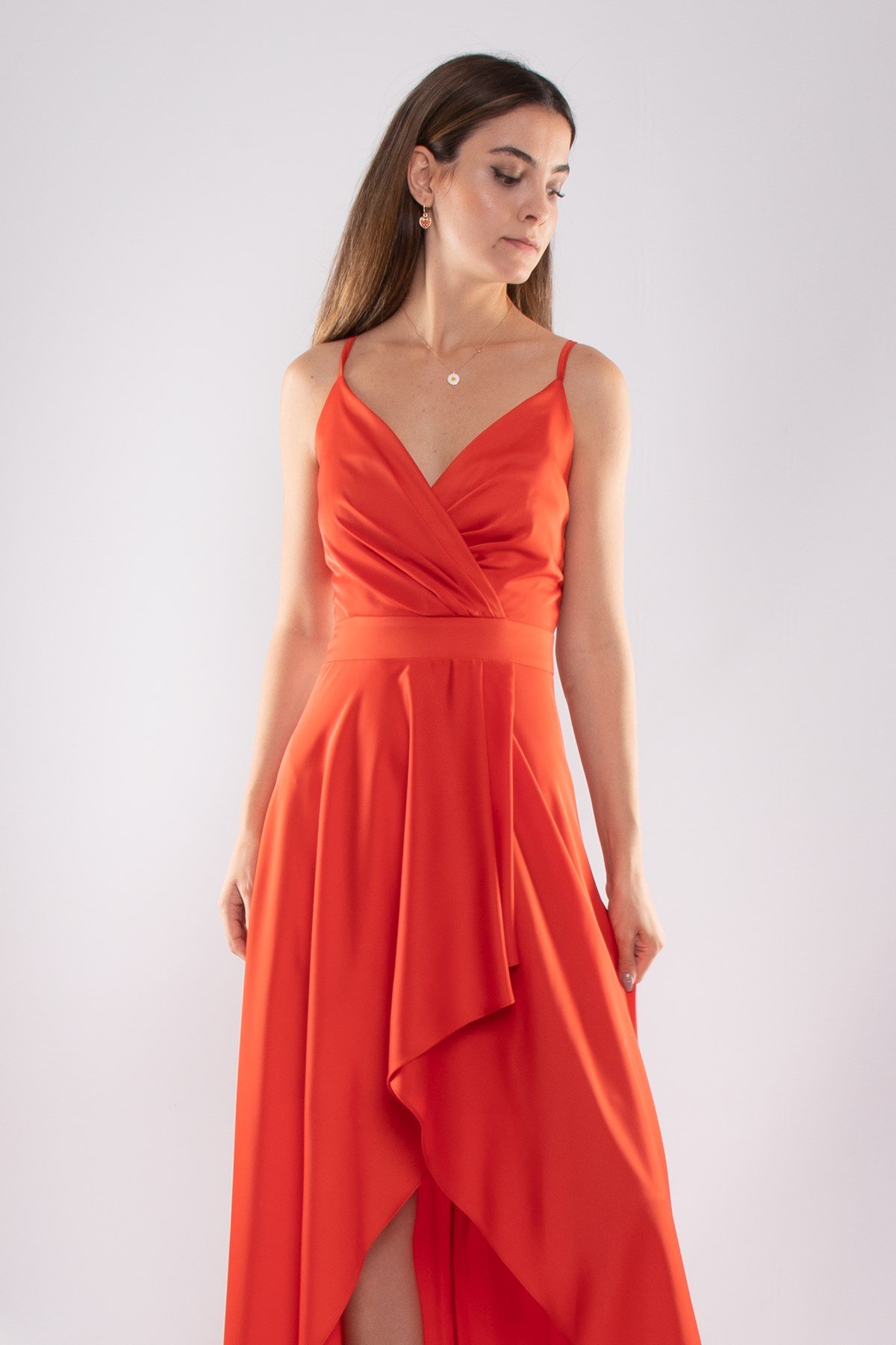 320 Önü Drapeli Asimetrik Kesim İp Askı İpek Saten Uzun Abiye