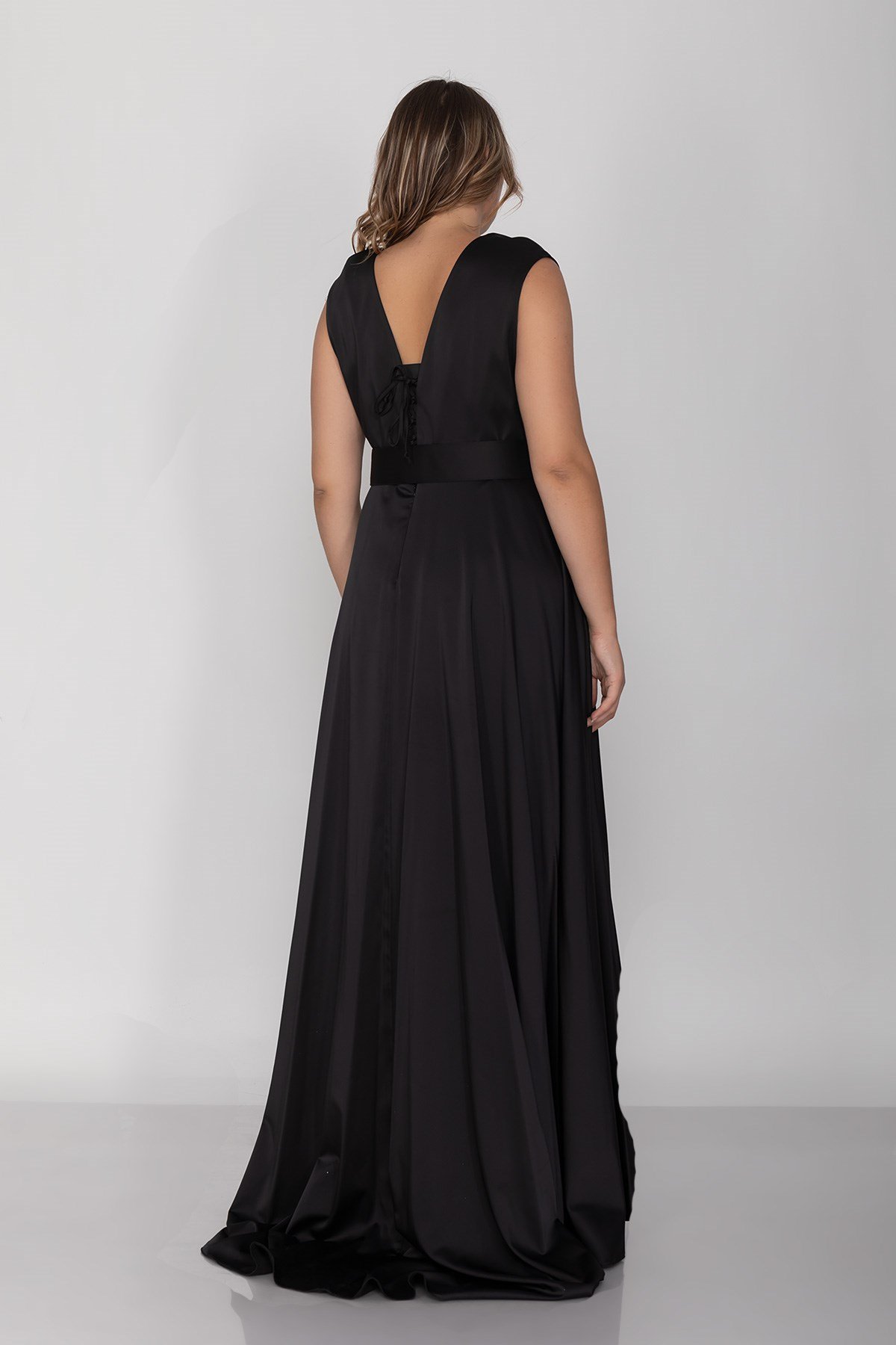 3502 Büyük Beden Sırtı İpli Beli Kemerli Saten Uzun Elbise