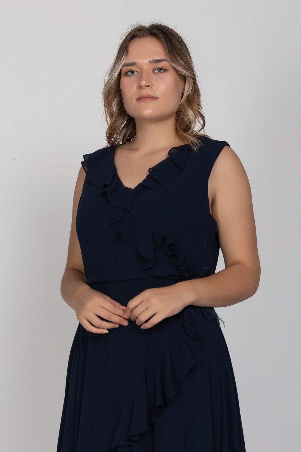 3507 Büyük Beden Fırfırlı Ön Arka Vyaka Çiçek Detaylı Krep Şifon Uzun Elbise