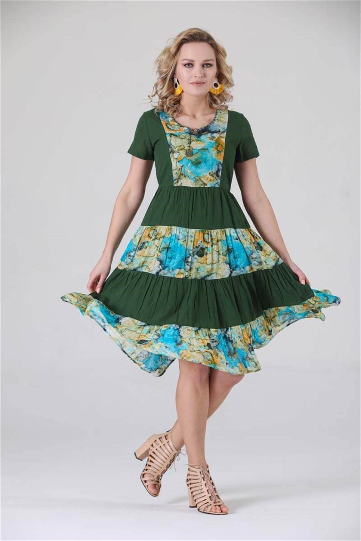 3790-1 BB Kısa Kol Eteği Katlı Desenli Pamuklu Otantik Elbise