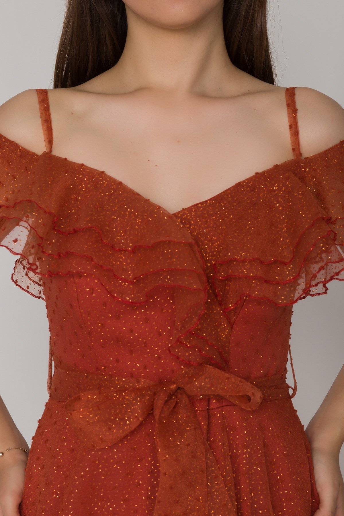 384 KB Yırtmaçlı İspanyol Yaka Simli Puntolu Uzun Tül Elbise