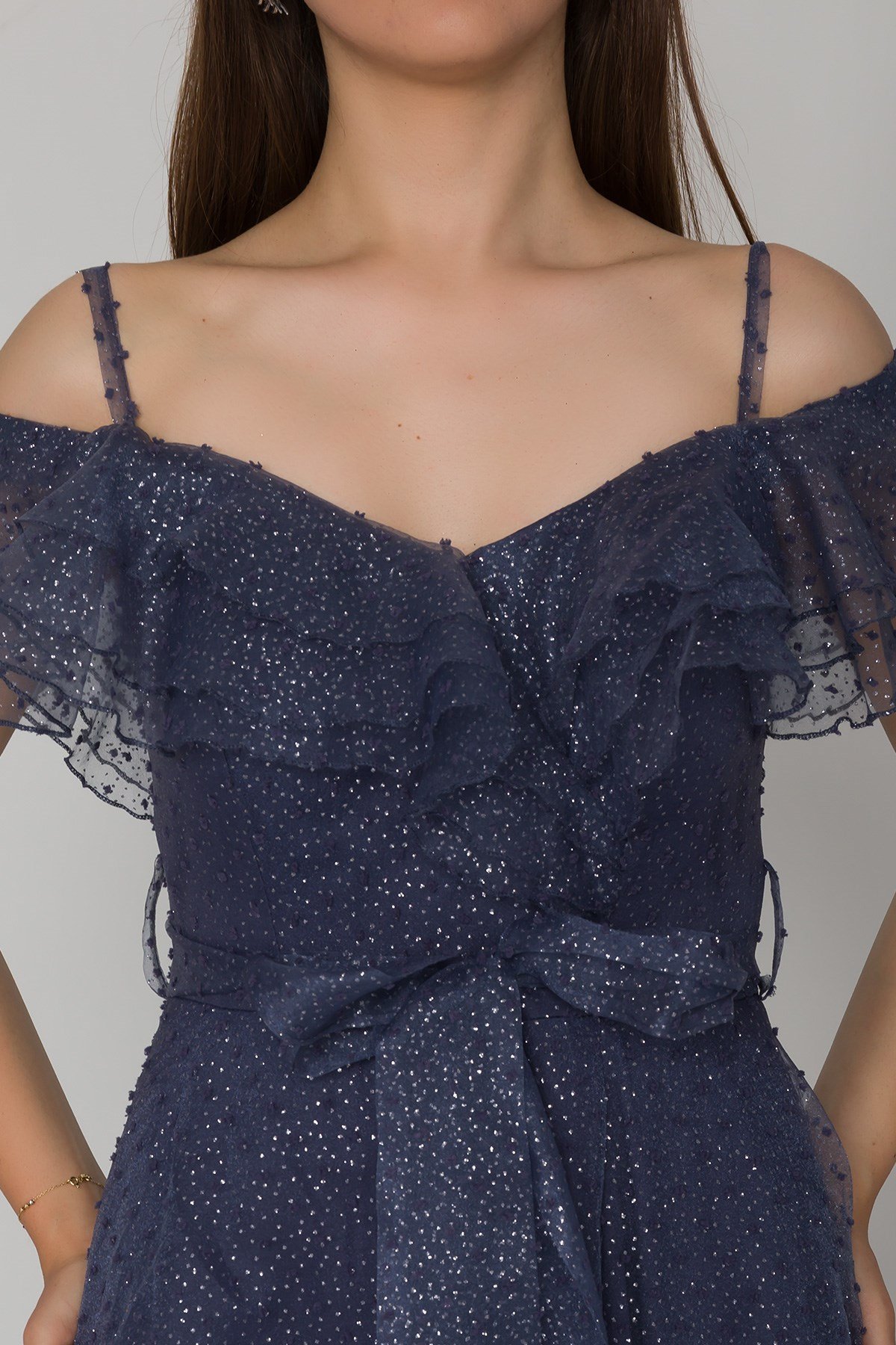 384 KB Yırtmaçlı İspanyol Yaka Simli Puntolu Uzun Tül Elbise