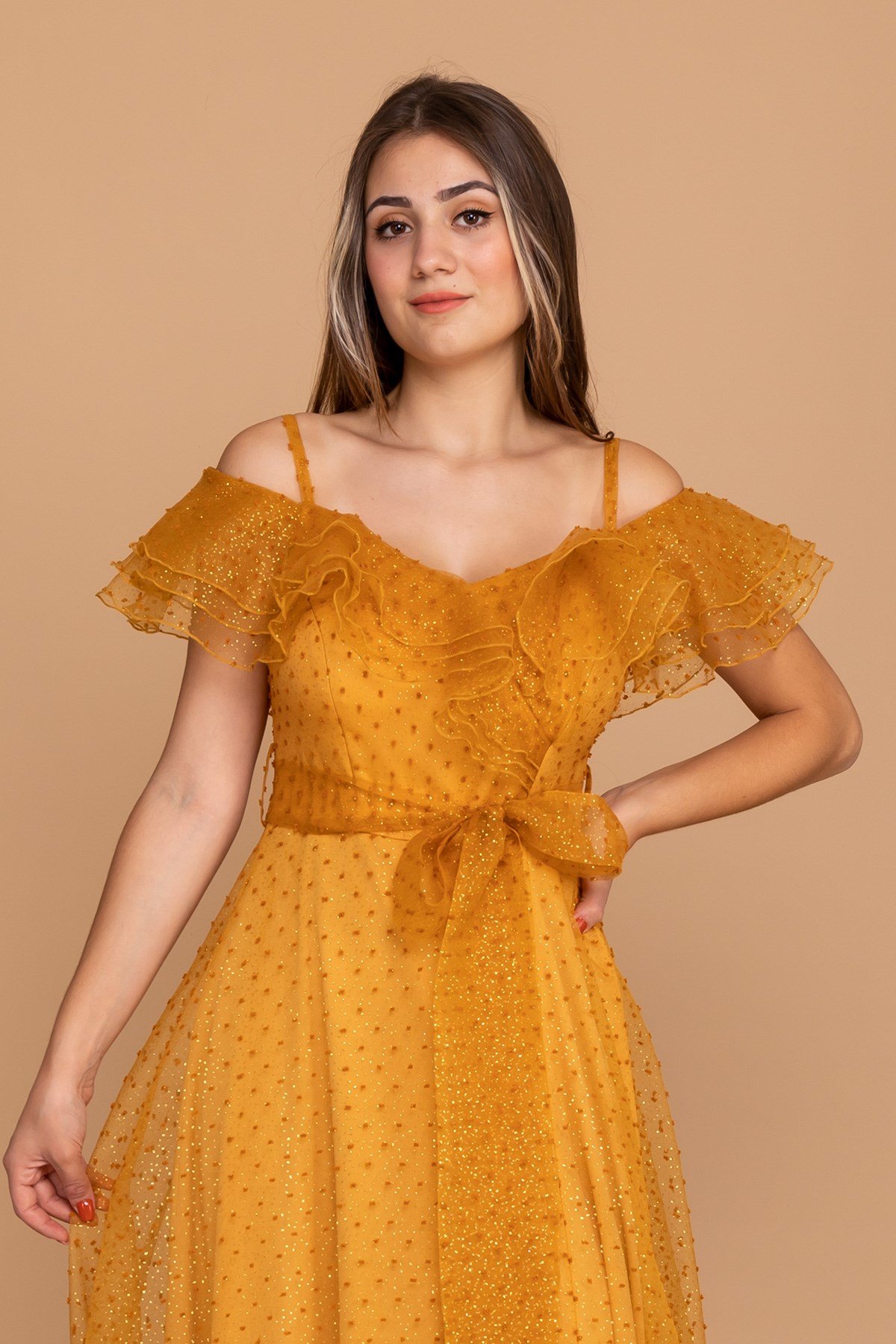 384 KB Yırtmaçlı İspanyol Yaka Simli Puntolu Uzun Tül Elbise