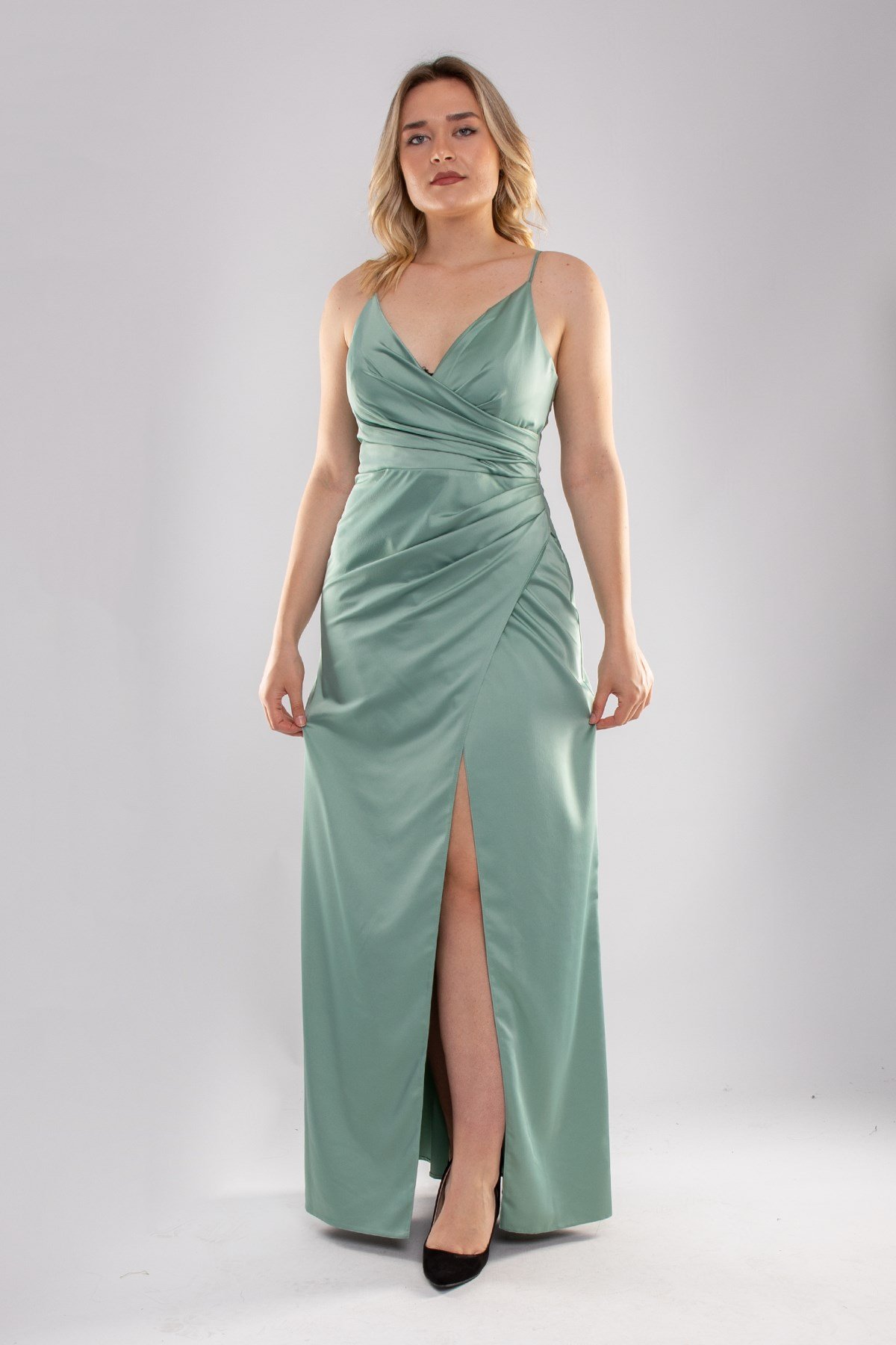 4028 Büyük Beden İp Askılı Kruvaze Yaka Yırtmaçlı Saten Uzun Abiye