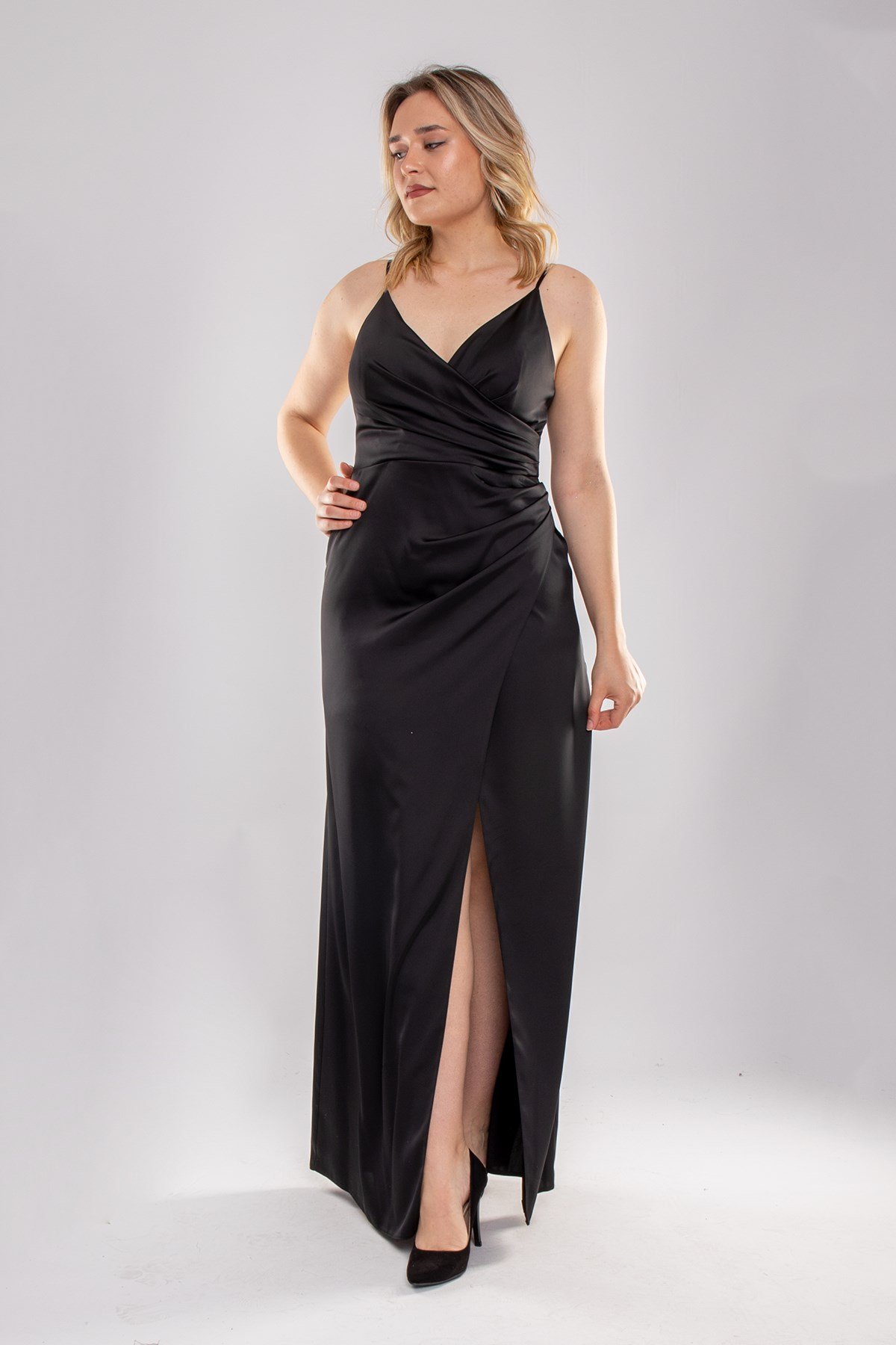 4028 Büyük Beden İp Askılı Kruvaze Yaka Yırtmaçlı Saten Uzun Abiye