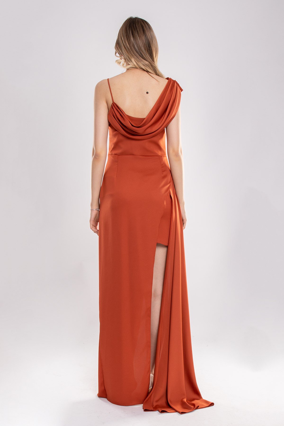 4030 Şalyaka Tek Omuz Yanı Kuyruklu İpek Saten Uzun Abiye