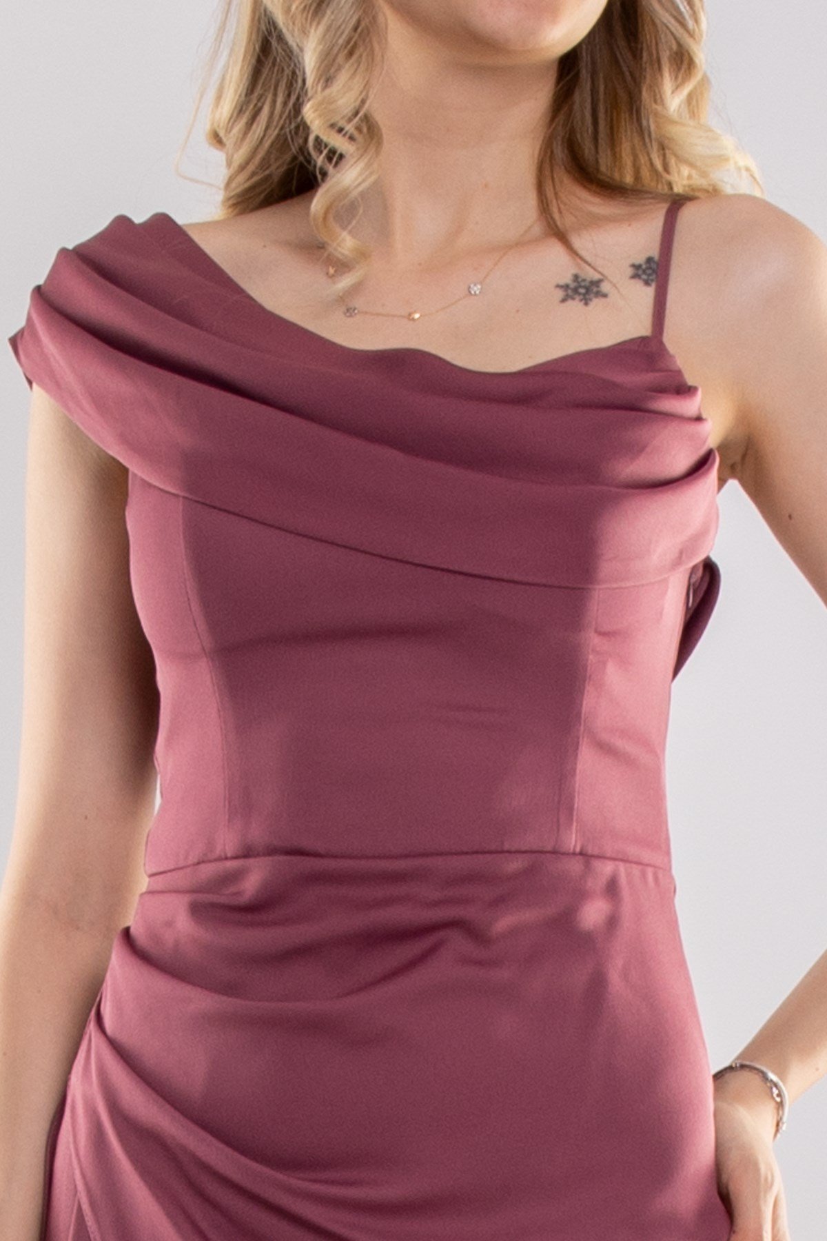 4030 Şalyaka Tek Omuz Yanı Kuyruklu İpek Saten Uzun Abiye