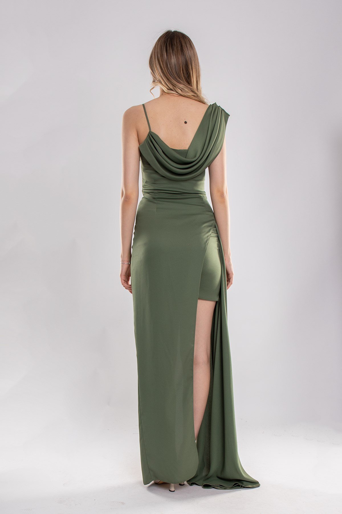 4030 Şalyaka Tek Omuz Yanı Kuyruklu İpek Saten Uzun Abiye