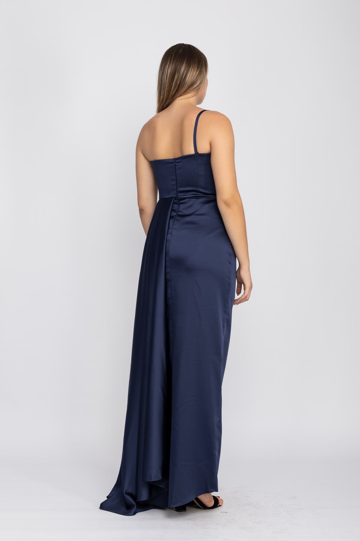 408 Tek Omuz Beli Drape Yırtmaç ve Kuyruklu Saten Uzun Elbise