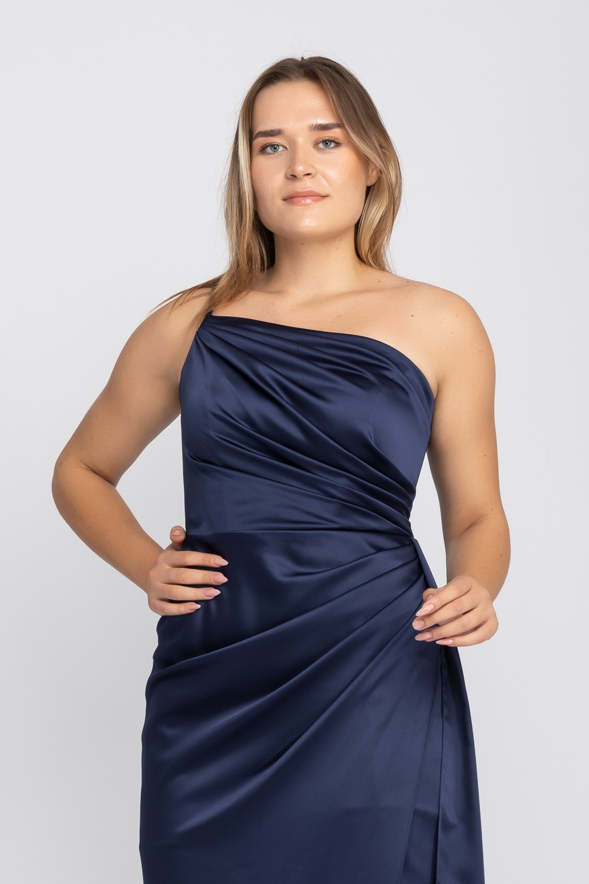 408 Tek Omuz Beli Drape Yırtmaç ve Kuyruklu Saten Uzun Elbise