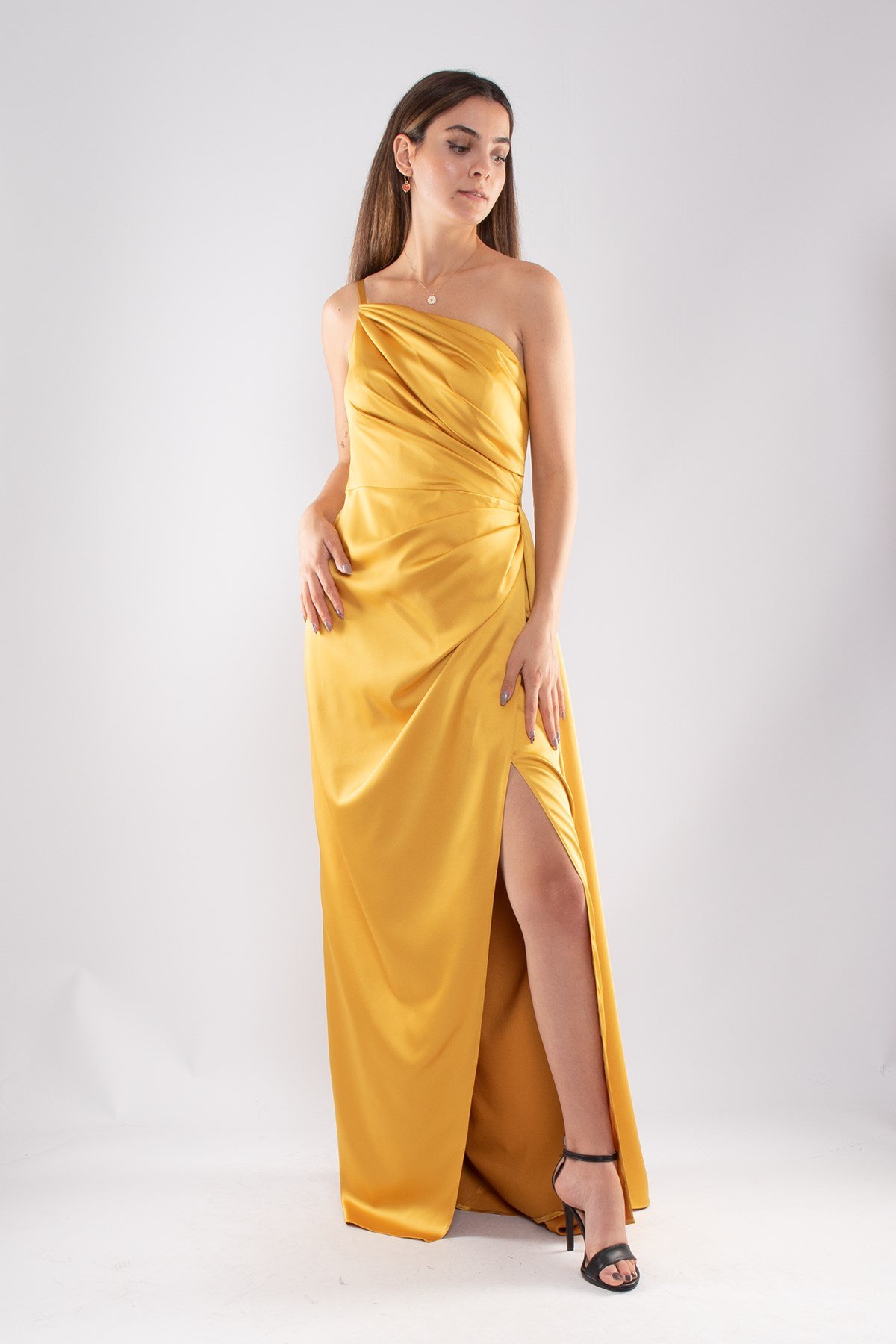 408 Tek Omuz Beli Drape Yırtmaç ve Kuyruklu Saten Uzun Elbise