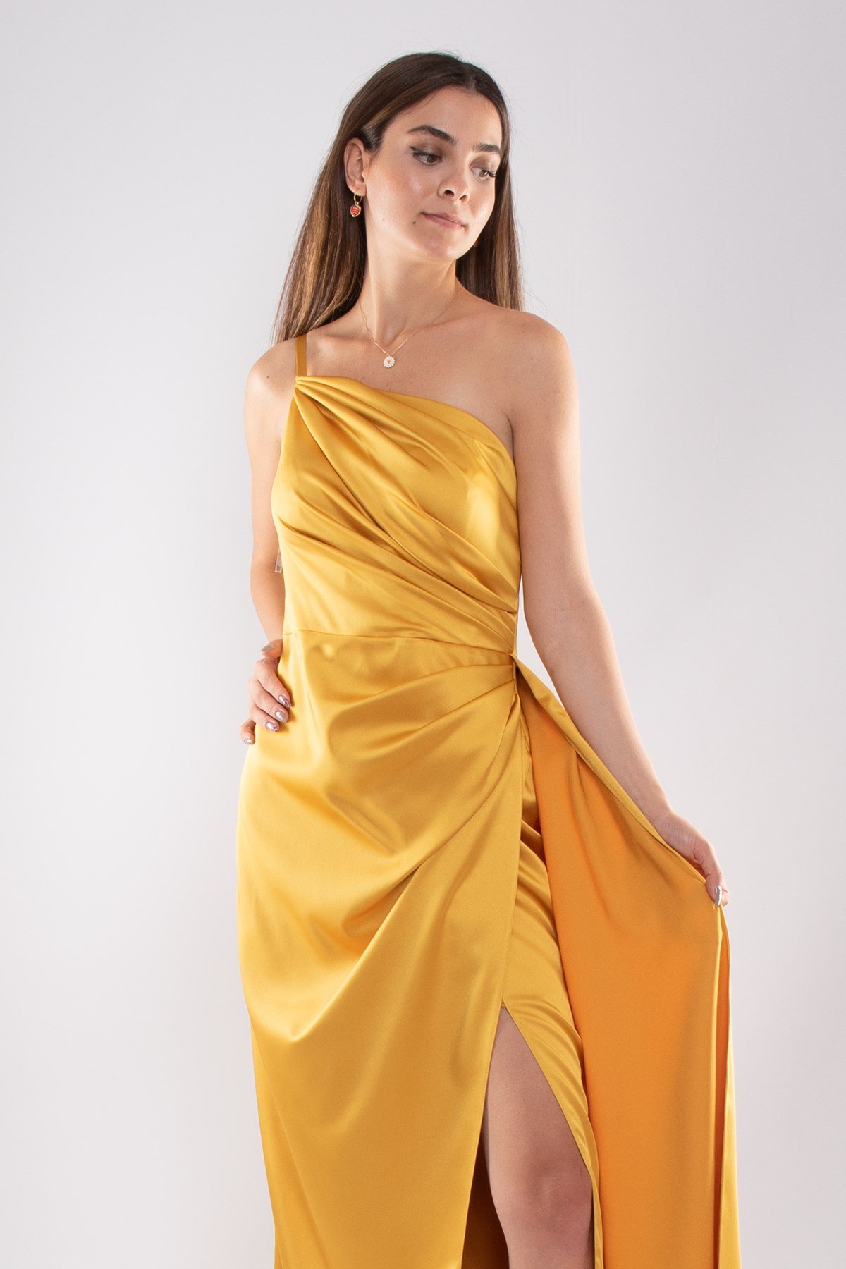 408 Tek Omuz Beli Drape Yırtmaç ve Kuyruklu Saten Uzun Elbise