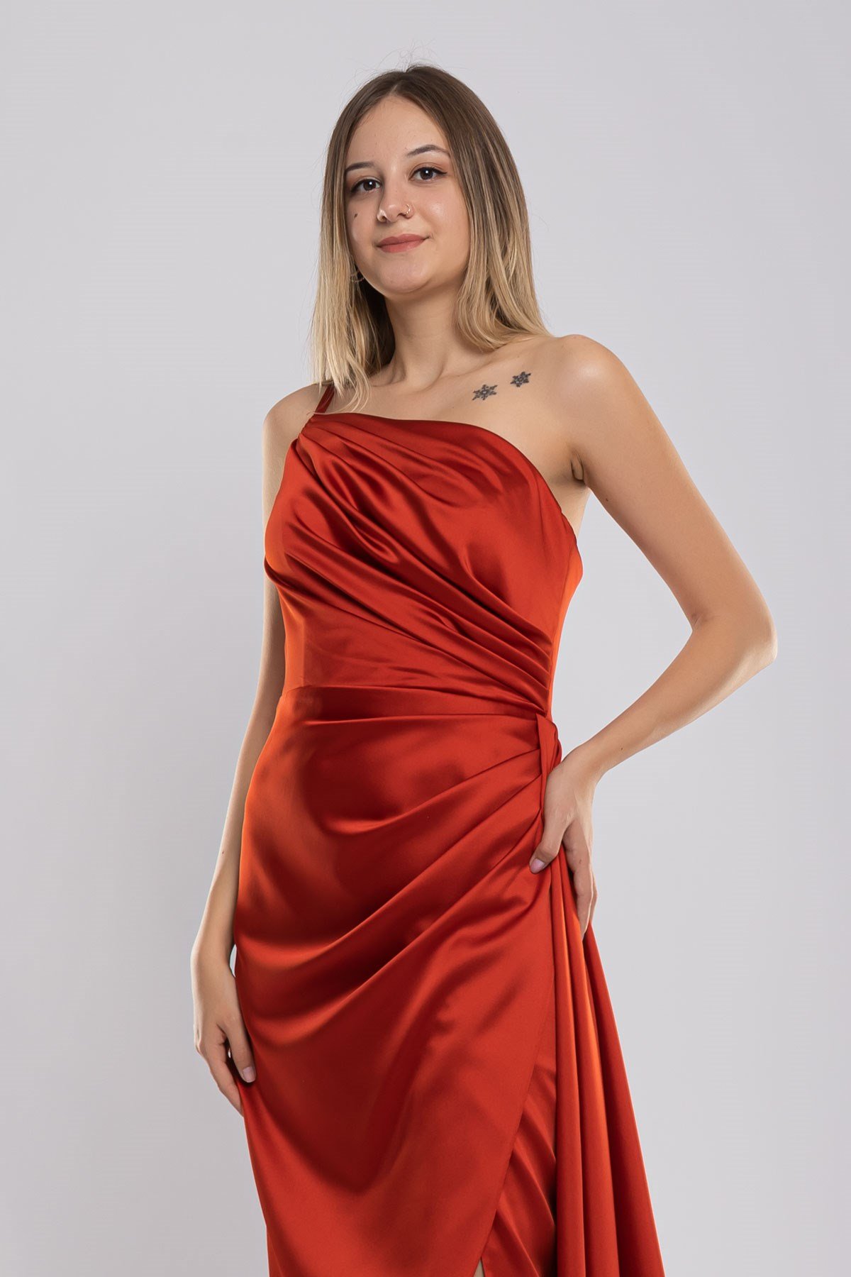 408 Tek Omuz Beli Drape Yırtmaç ve Kuyruklu Saten Uzun Elbise