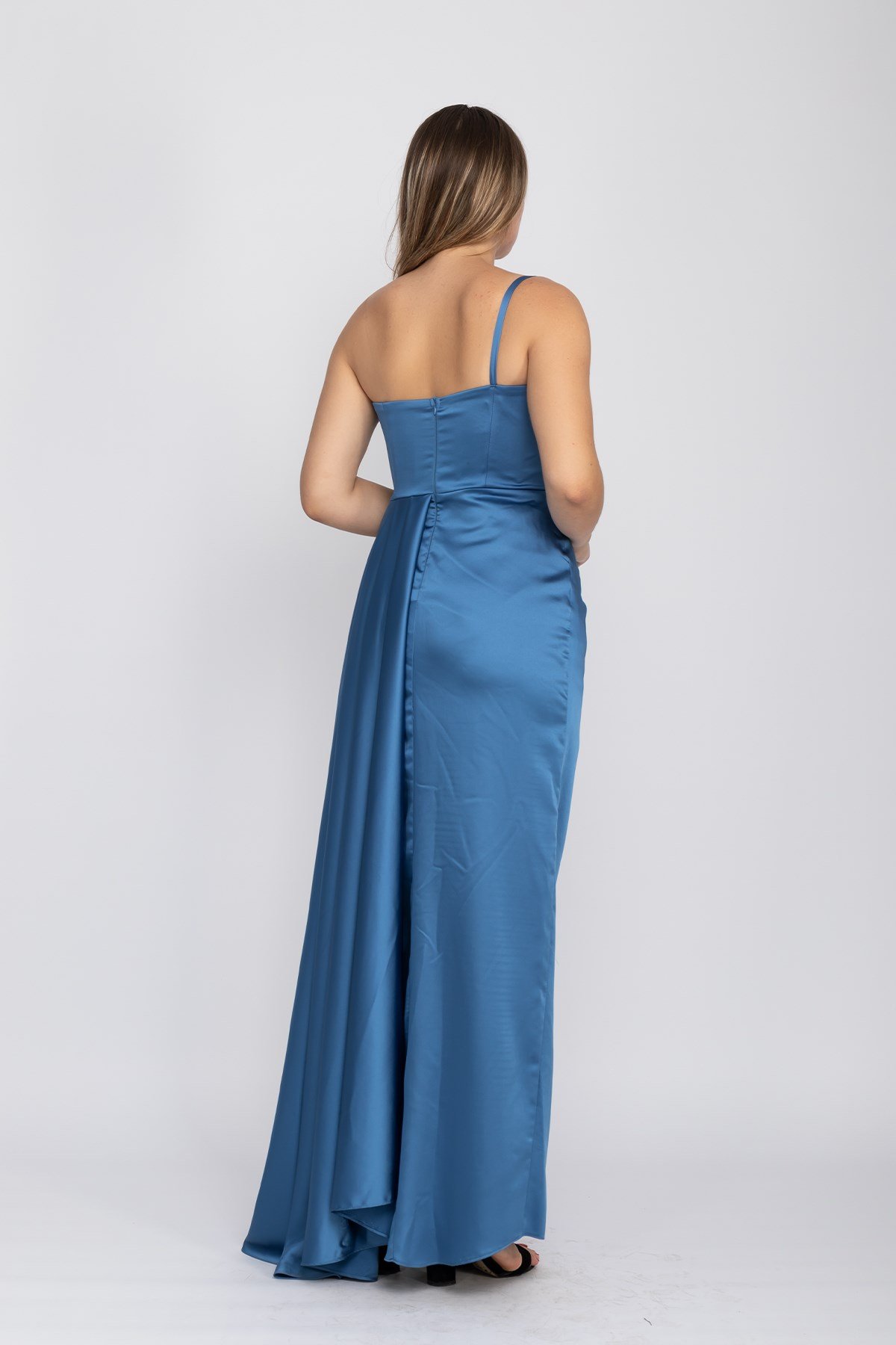 408 Tek Omuz Beli Drape Yırtmaç ve Kuyruklu Saten Uzun Elbise