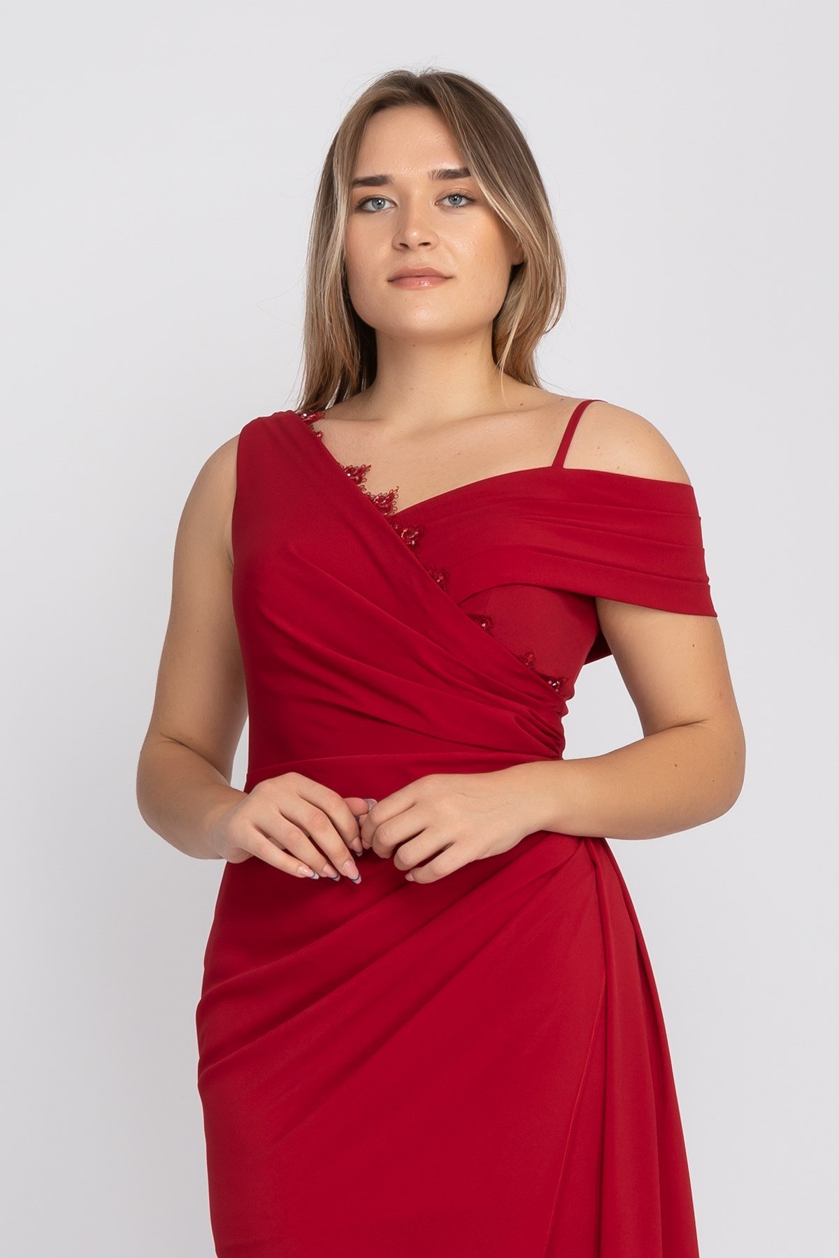 410 KB Tek Omuz Drapeli Kuyruklu Uzun Abiye Elbise