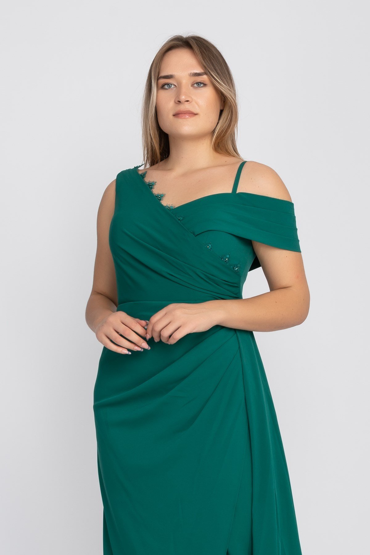 410 KB Tek Omuz Drapeli Kuyruklu Uzun Abiye Elbise