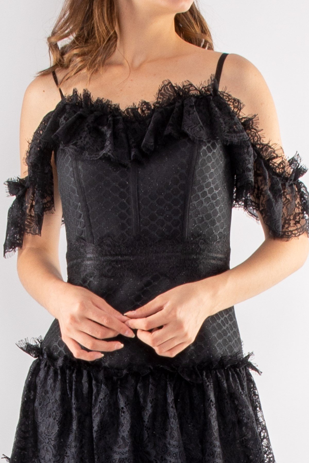 428 Düşük Omuz Eteği Katkat Kısa Dantel Elbise