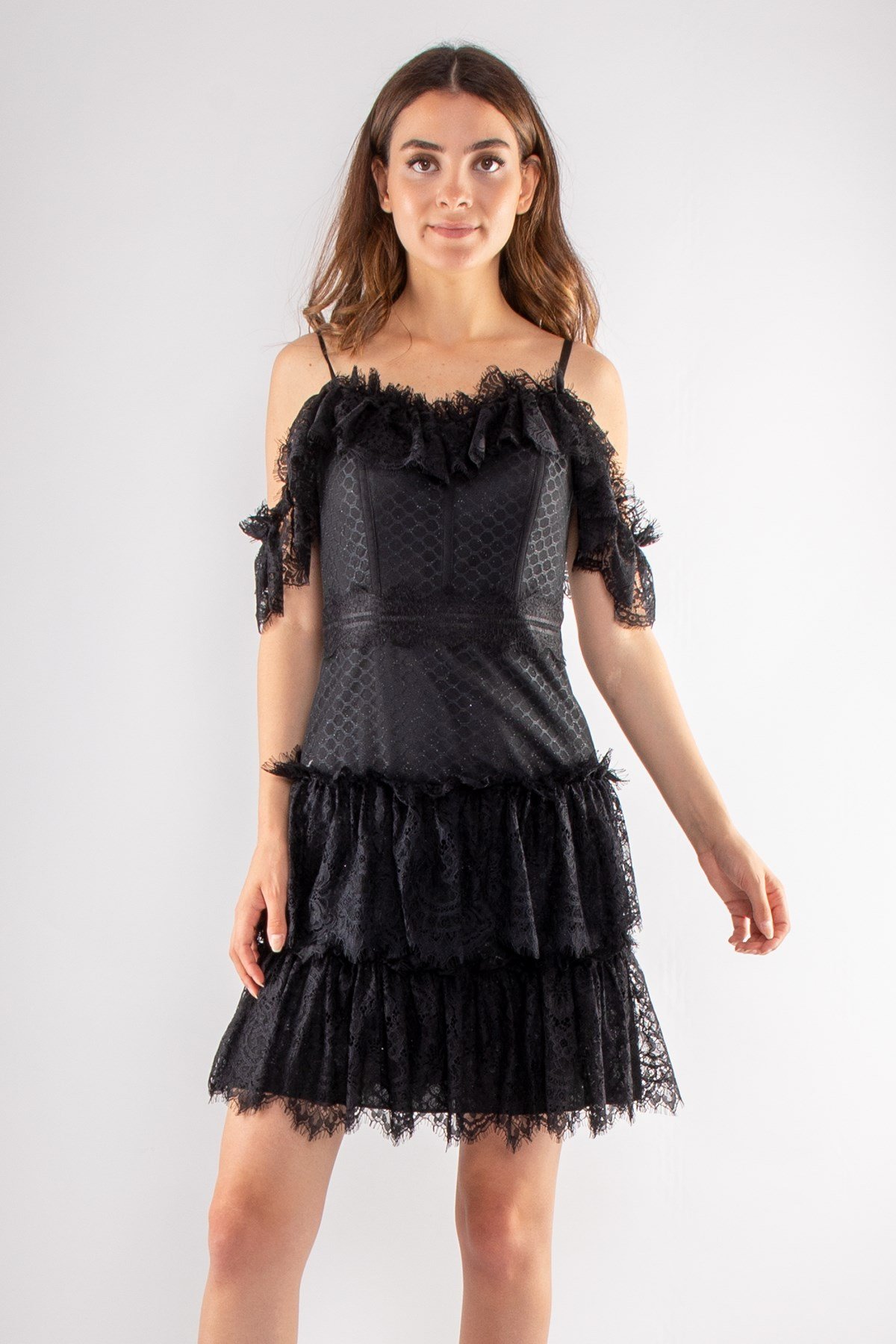 428 Düşük Omuz Eteği Katkat Kısa Dantel Elbise