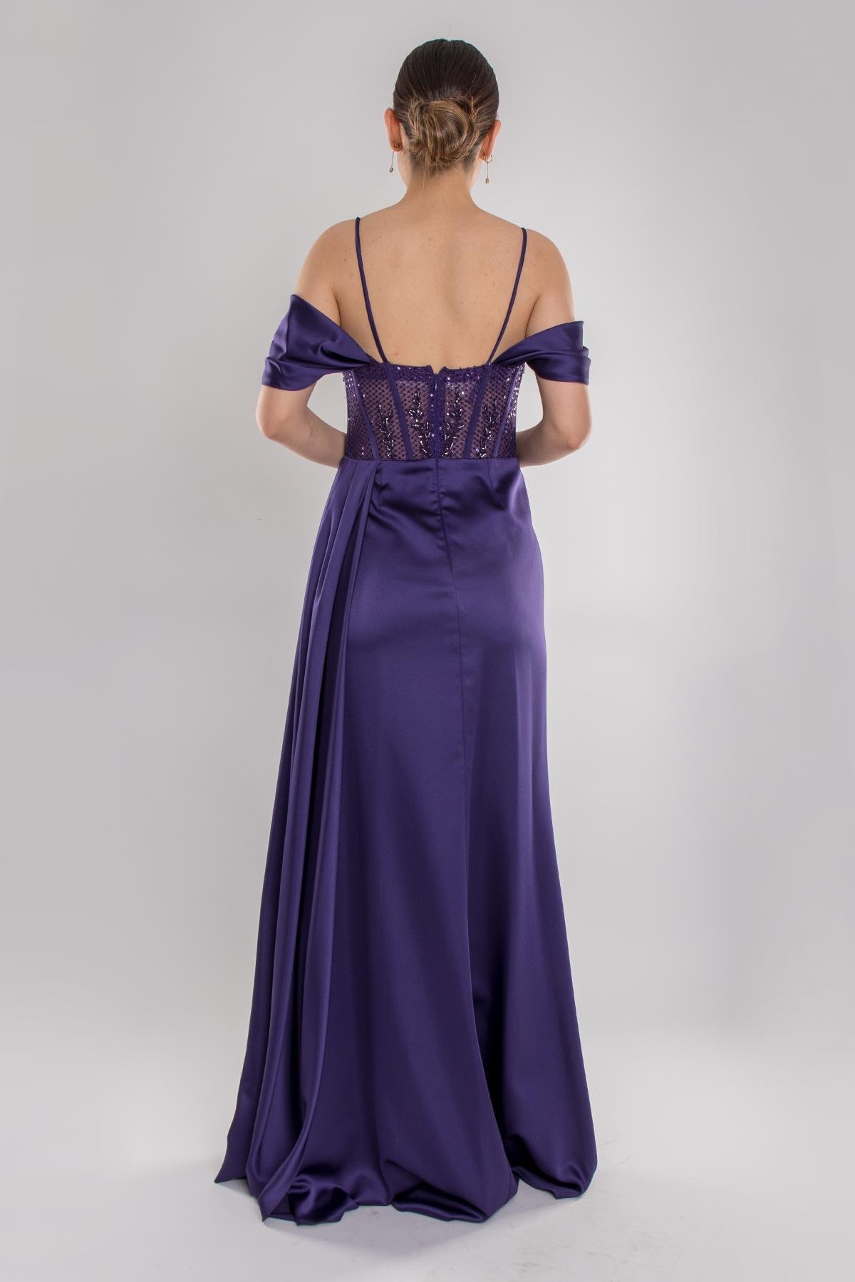 437 Göğüs Dantel İncili Yırtmaçlı Uzun Saten Elbise