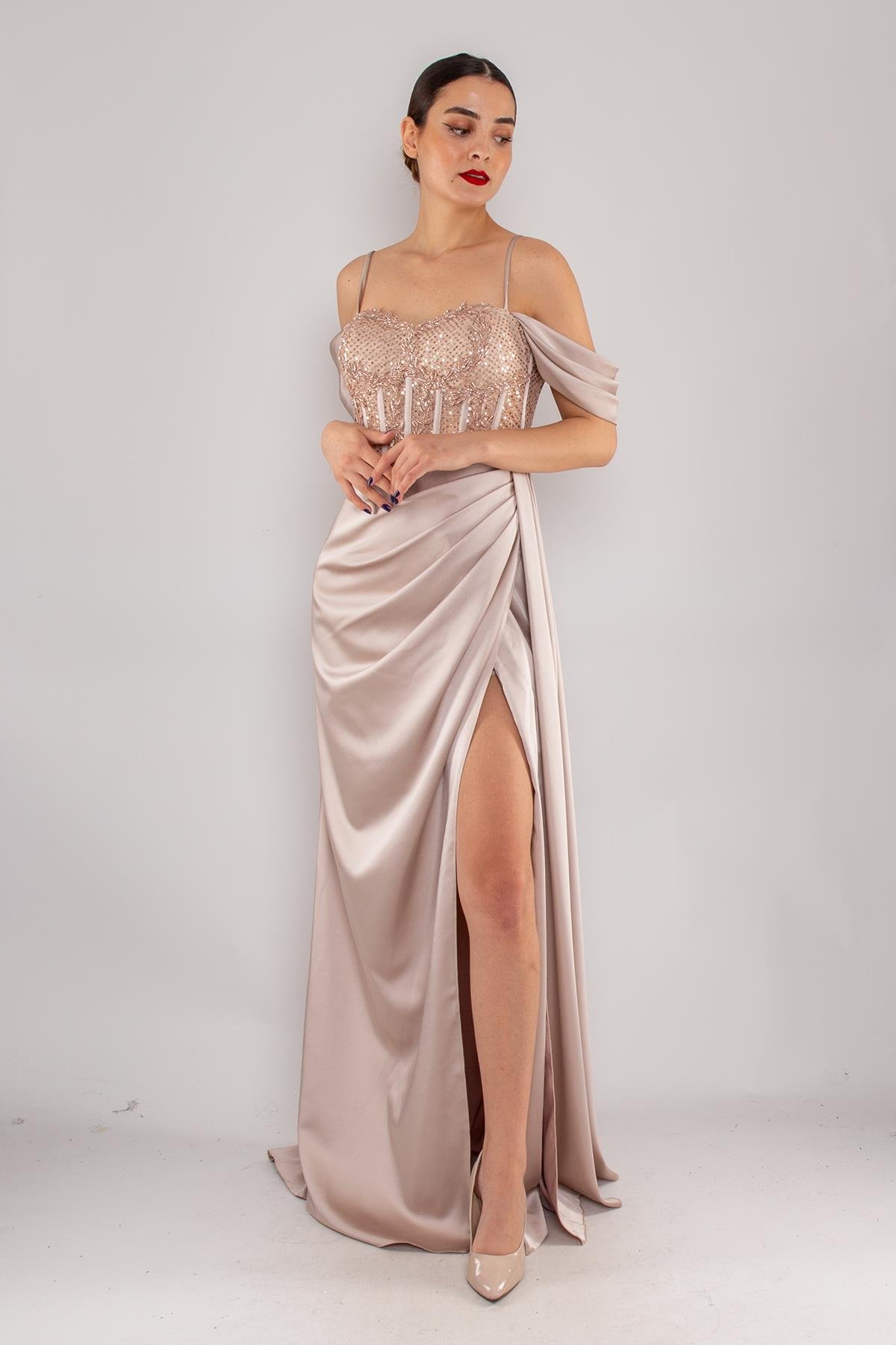 437 Göğüs Dantel İncili Yırtmaçlı Uzun Saten Elbise