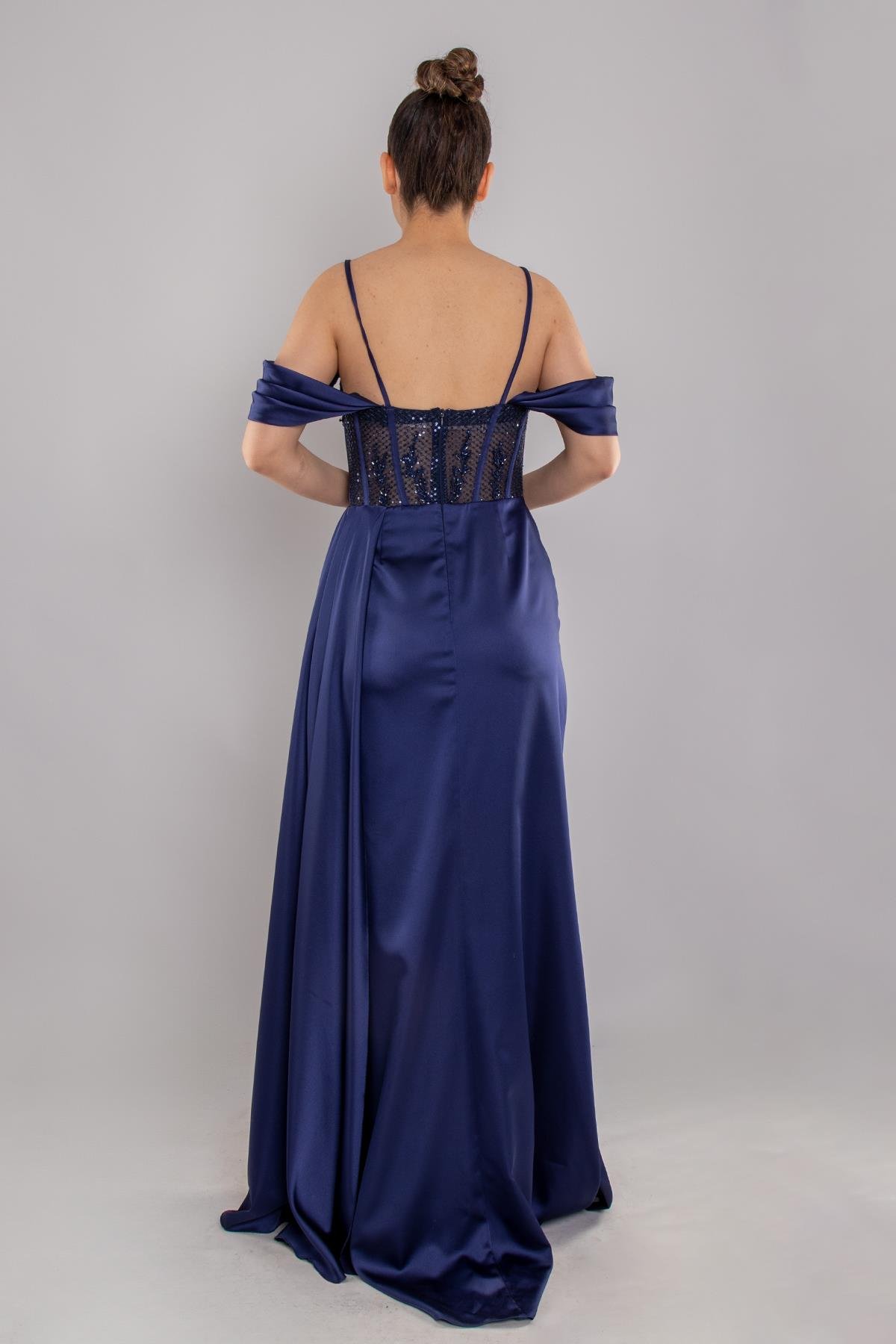 437 Göğüs Dantel İncili Yırtmaçlı Uzun Saten Elbise