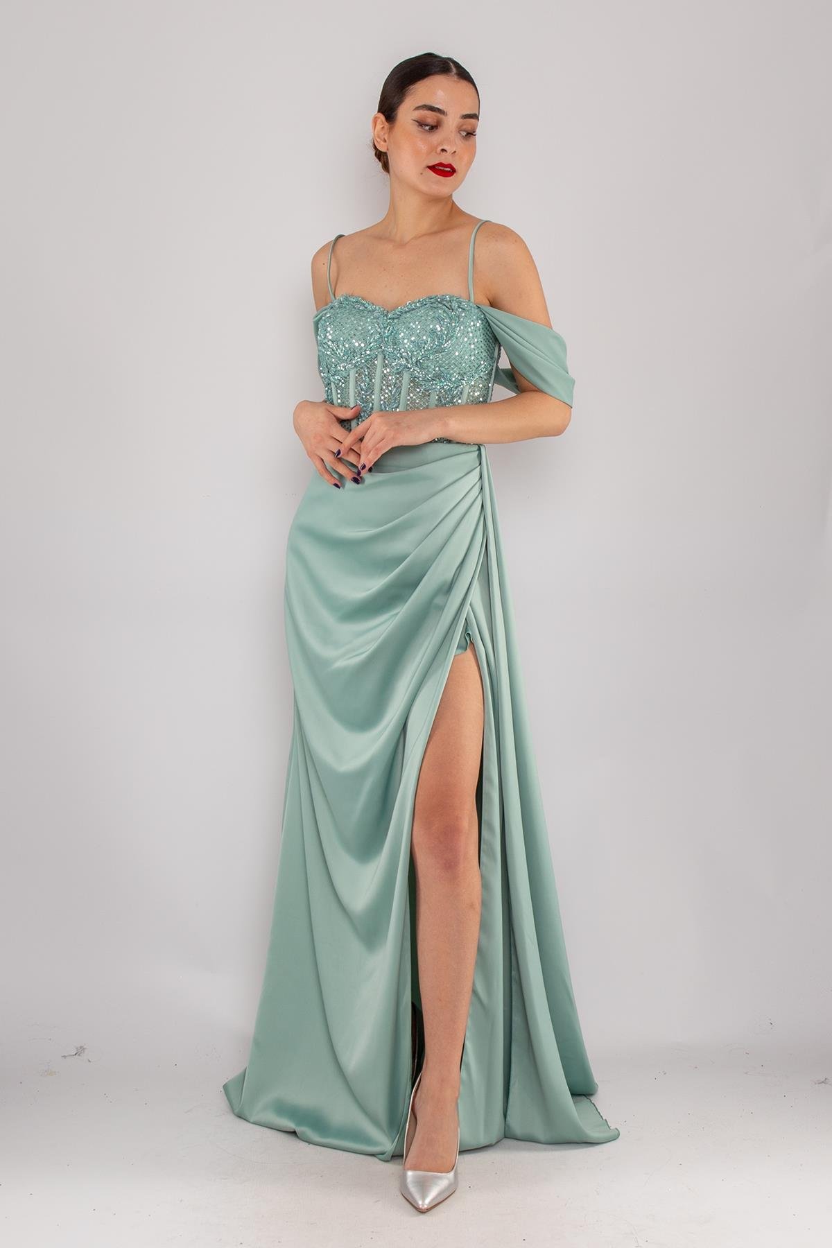 437 Göğüs Dantel İncili Yırtmaçlı Uzun Saten Elbise