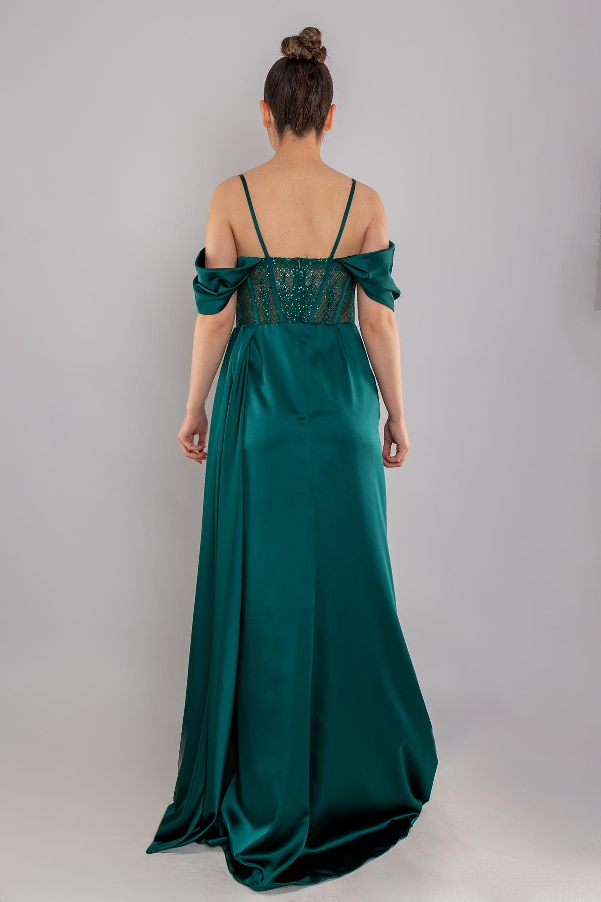 437 Göğüs Dantel İncili Yırtmaçlı Uzun Saten Elbise