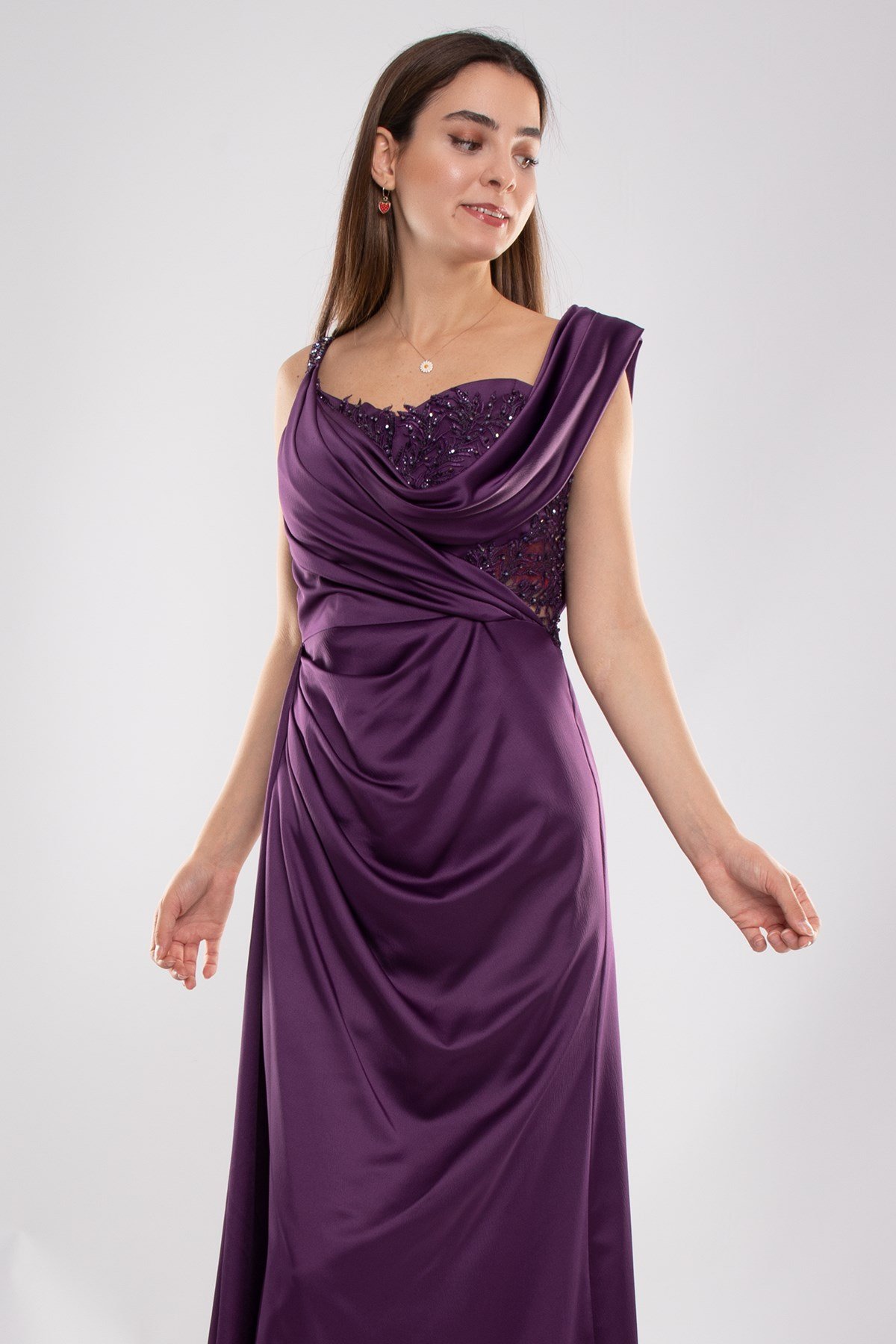 442 Şalyaka Güpür Nakışlı Beli Drape Uzun Saten Elbise