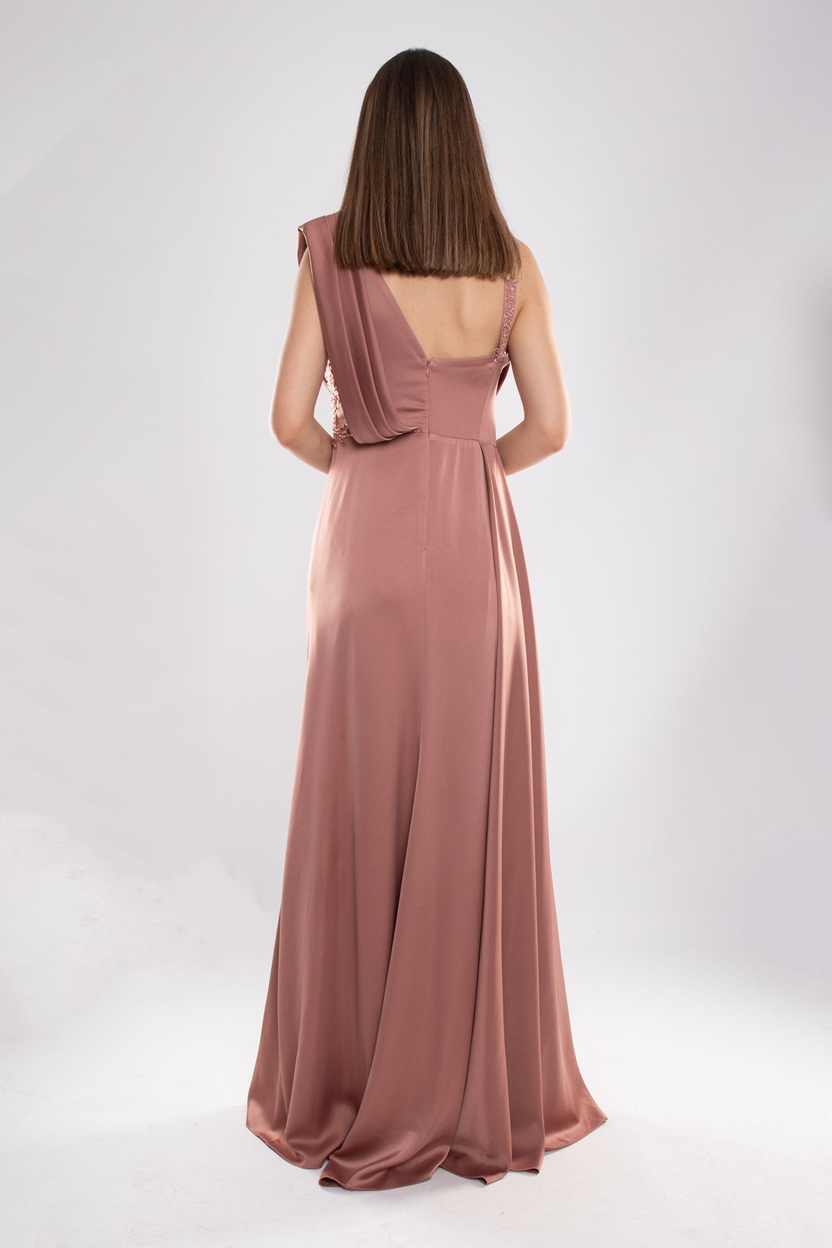 442 Şalyaka Güpür Nakışlı Beli Drape Uzun Saten Elbise