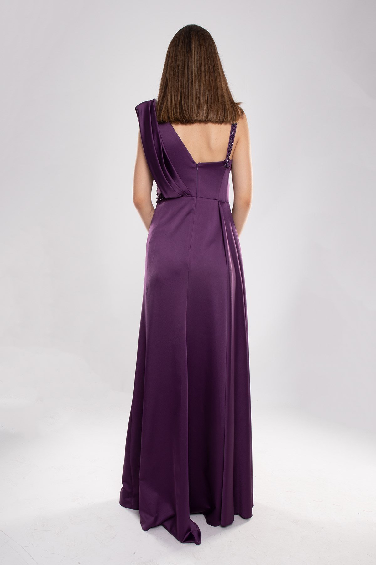 442 Şalyaka Güpür Nakışlı Beli Drape Uzun Saten Elbise