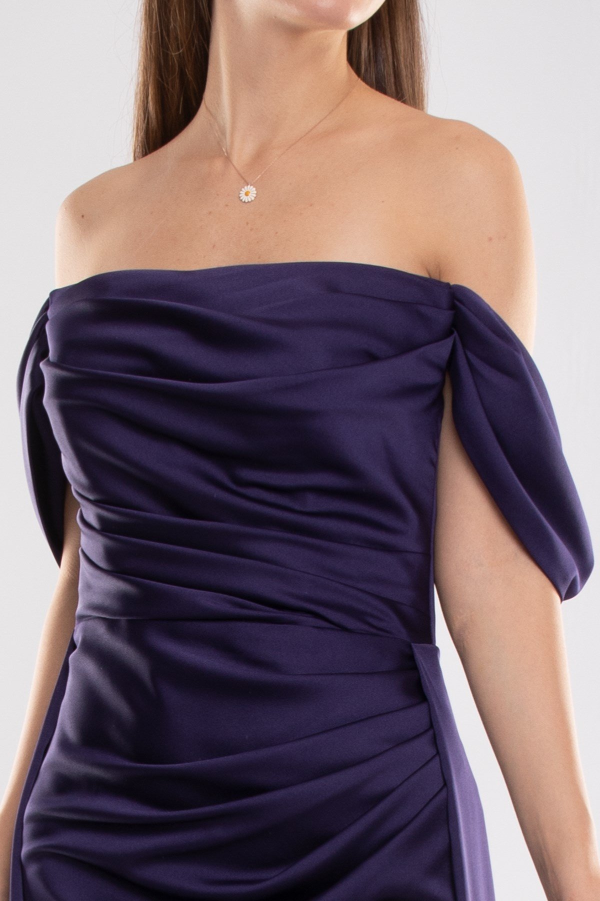 447 Straplez Drape Kol Detay İçi Kısa Kuyruklu Saten Elbise