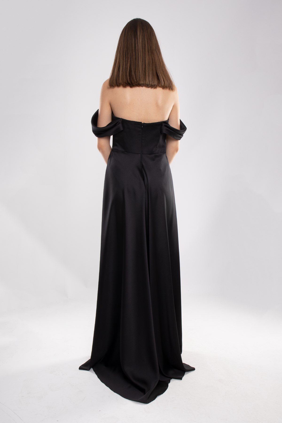 447 Straplez Drape Kol Detay İçi Kısa Kuyruklu Saten Elbise