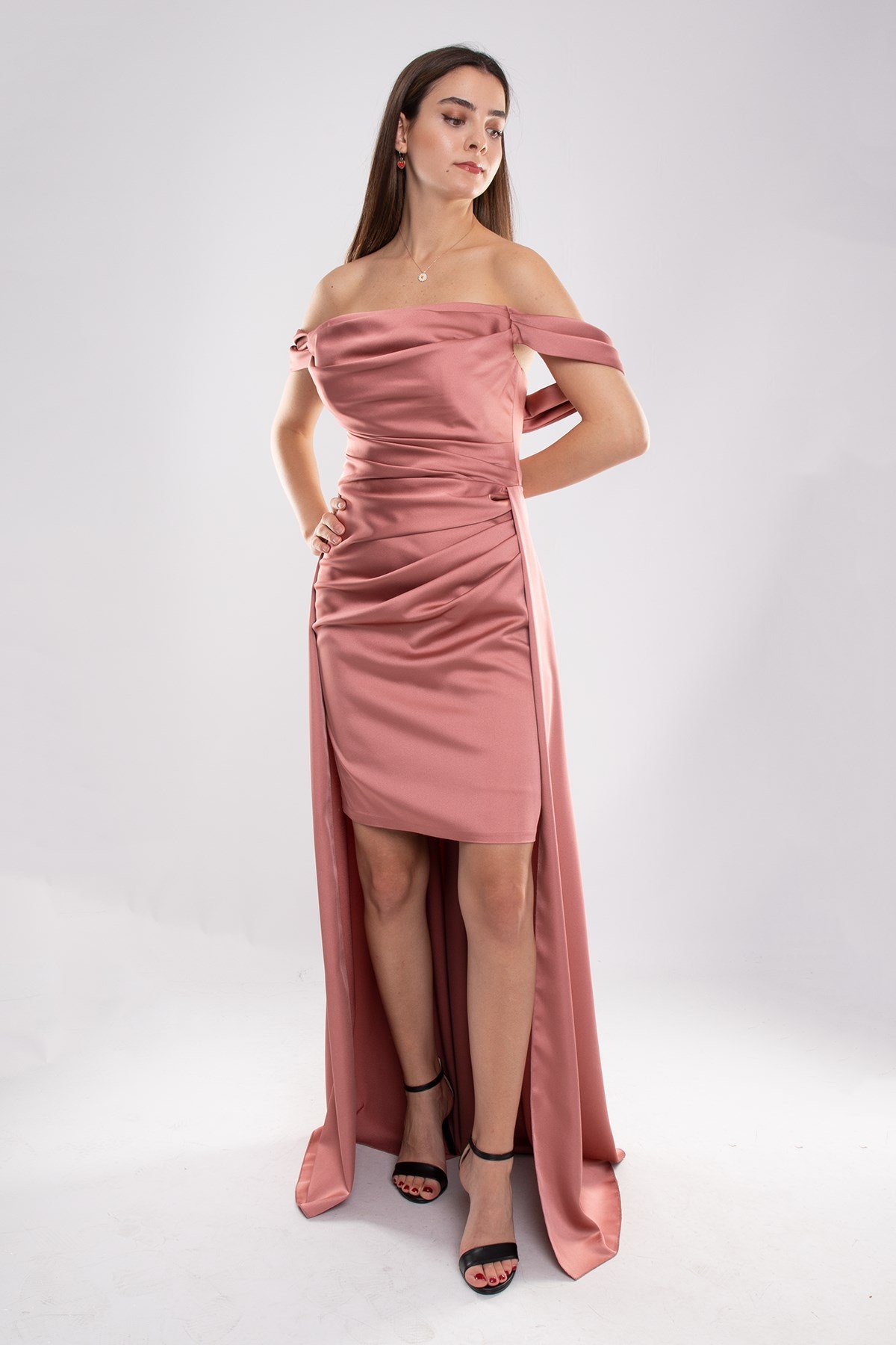 447 Straplez Drape Kol Detay İçi Kısa Kuyruklu Saten Elbise